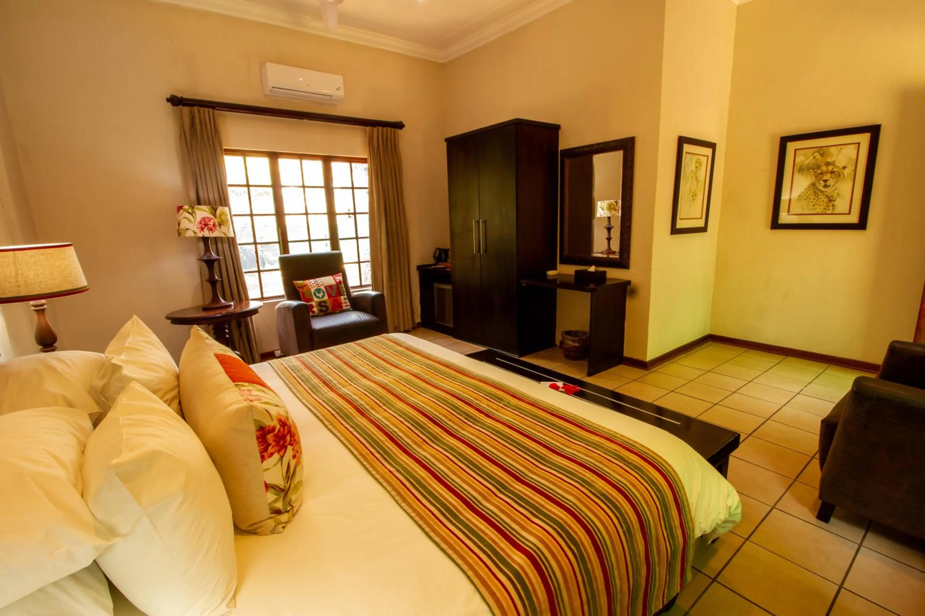 Photo of the whole room, Bed in Emdoneni Lodge with Zululand Cat Conservation Project