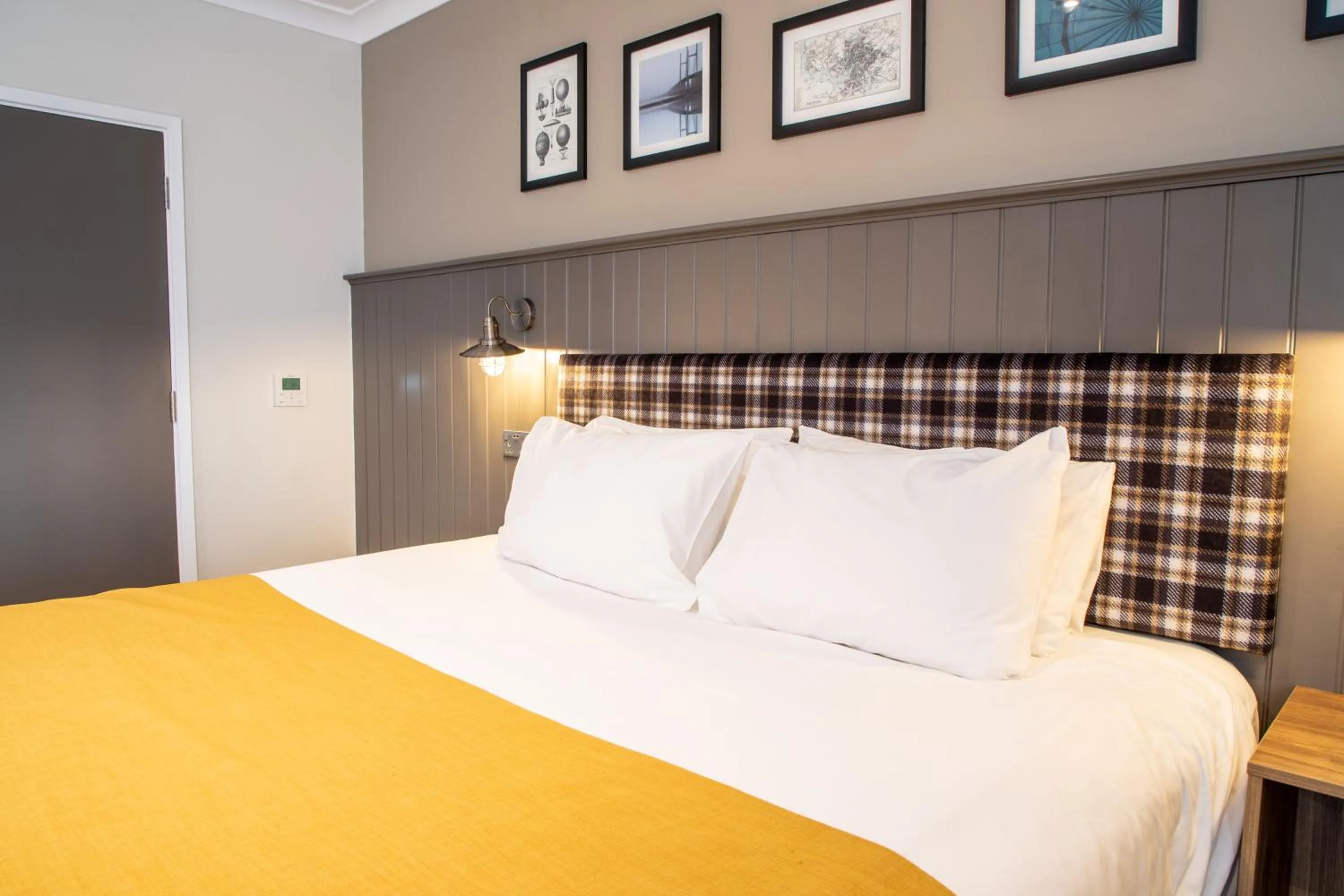 Bedroom, Bed in Almondsbury Interchange Hotel