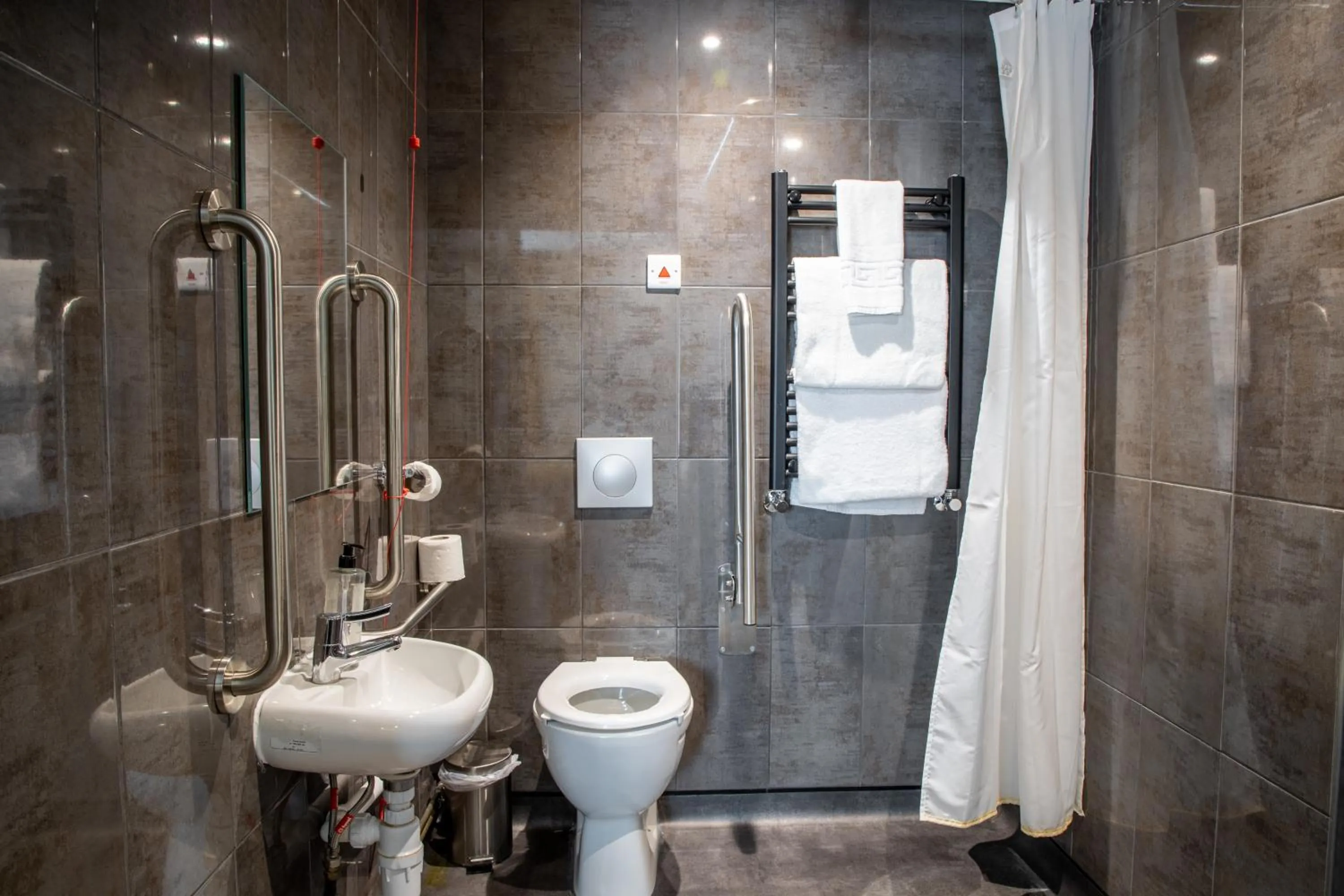 Bathroom in Almondsbury Interchange Hotel