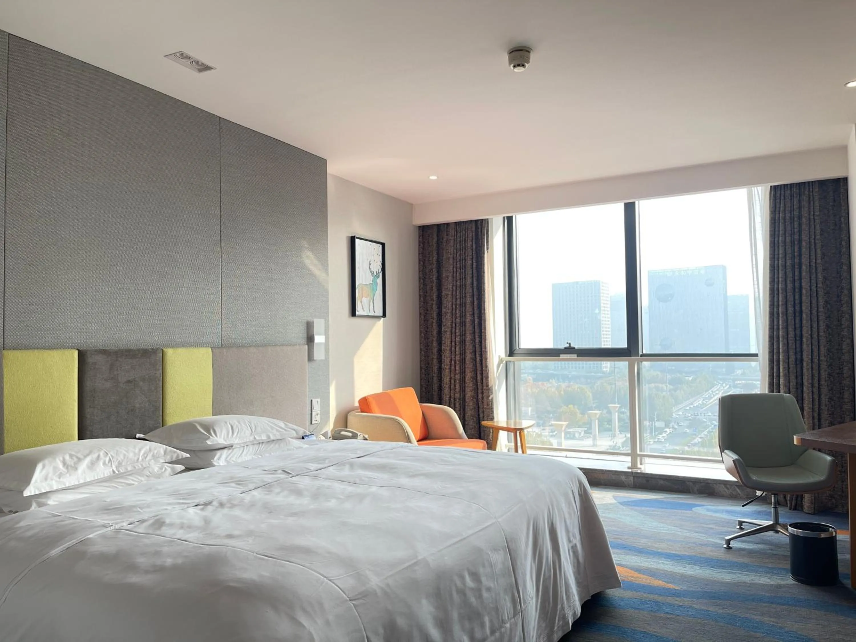 Bed in Holiday Inn Express Zhengzhou Zhengdong by IHG