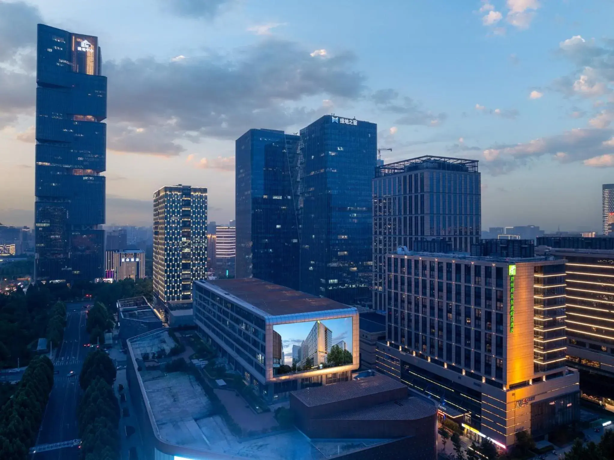 Property building in Holiday Inn Express Zhengzhou Zhengdong by IHG Property building in Holiday Inn Express Zhengzhou Zhengdong by IHG