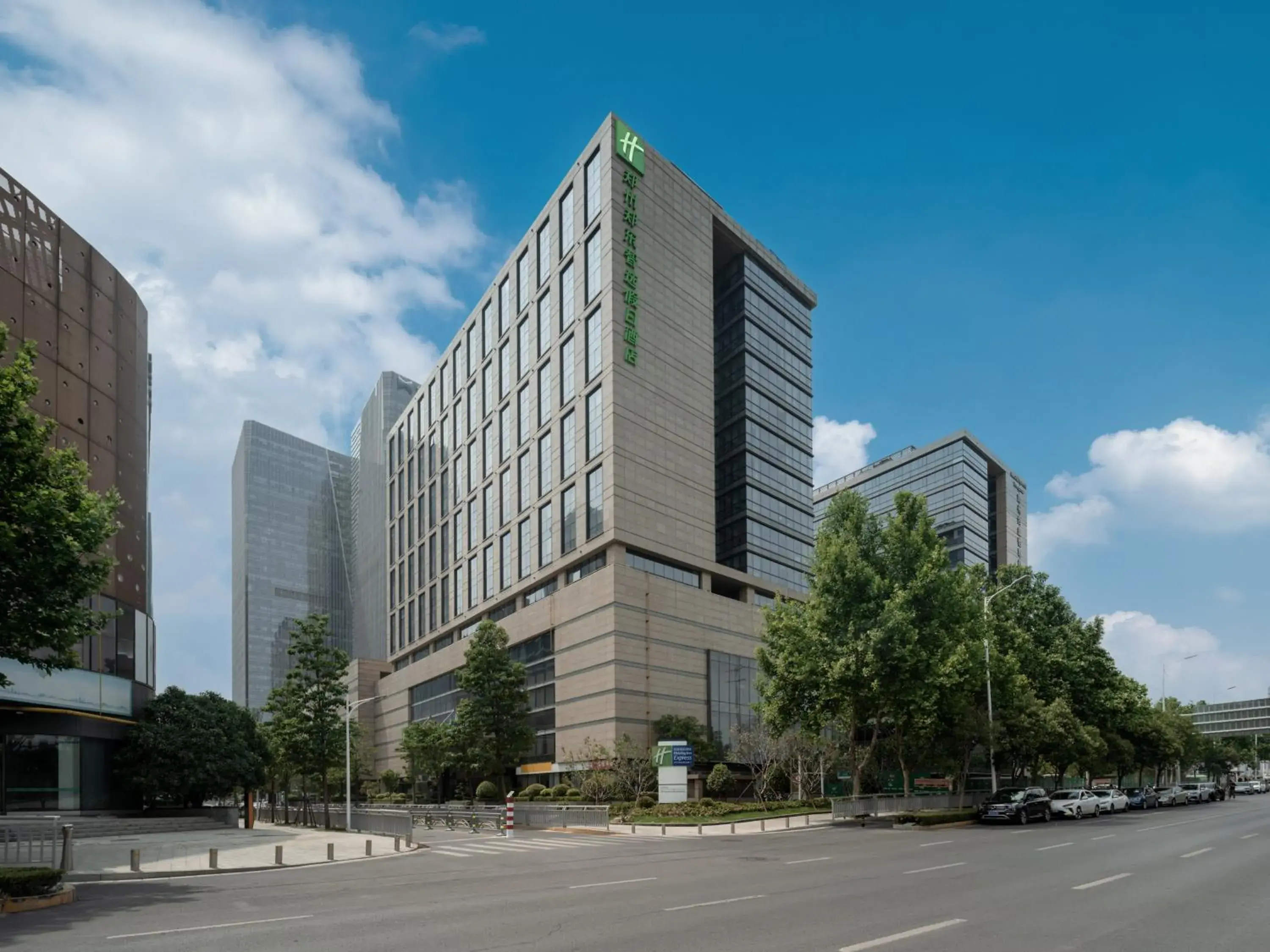 Property building in Holiday Inn Express Zhengzhou Zhengdong by IHG Property building in Holiday Inn Express Zhengzhou Zhengdong by IHG