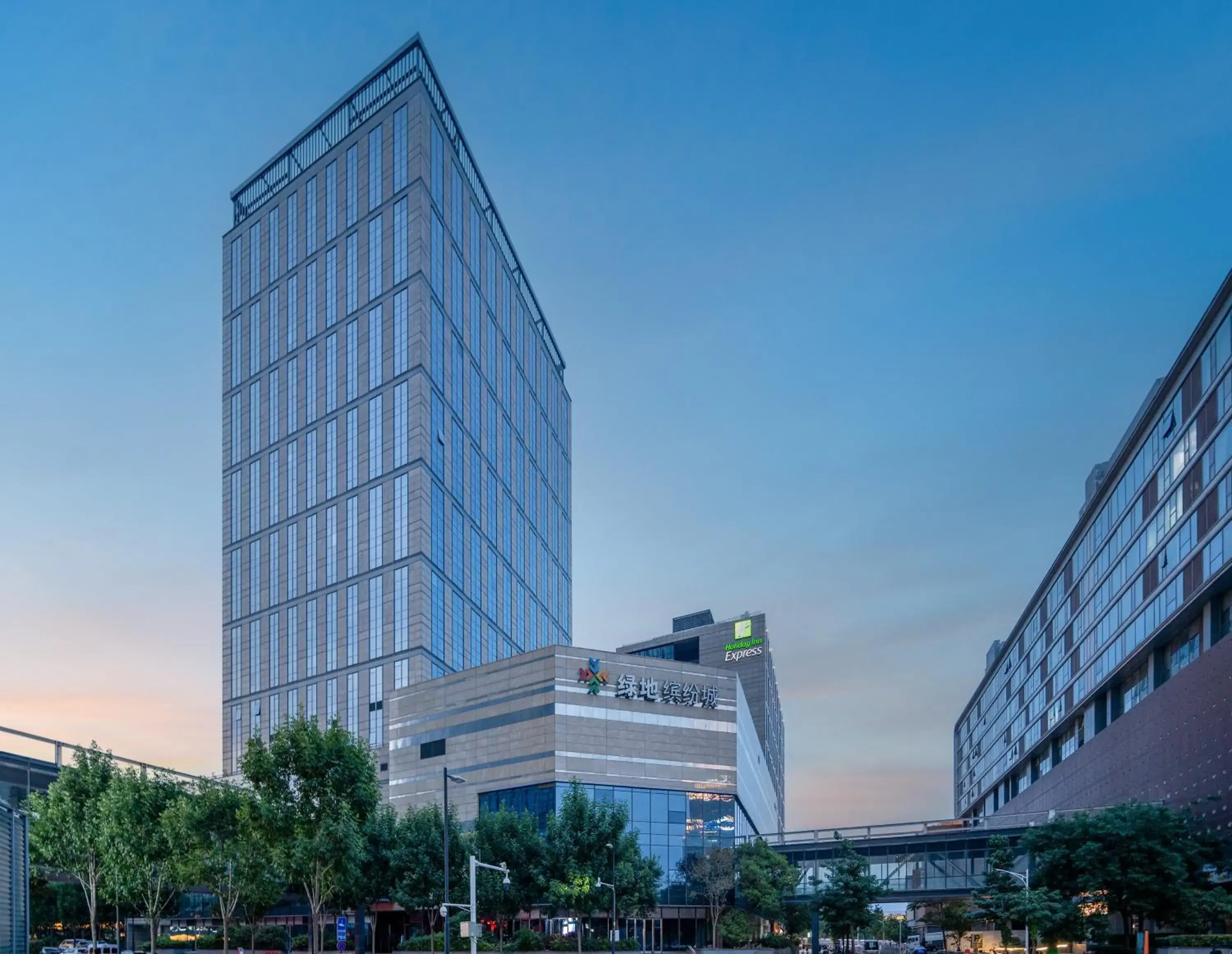 Property building in Holiday Inn Express Zhengzhou Zhengdong by IHG Property building in Holiday Inn Express Zhengzhou Zhengdong by IHG