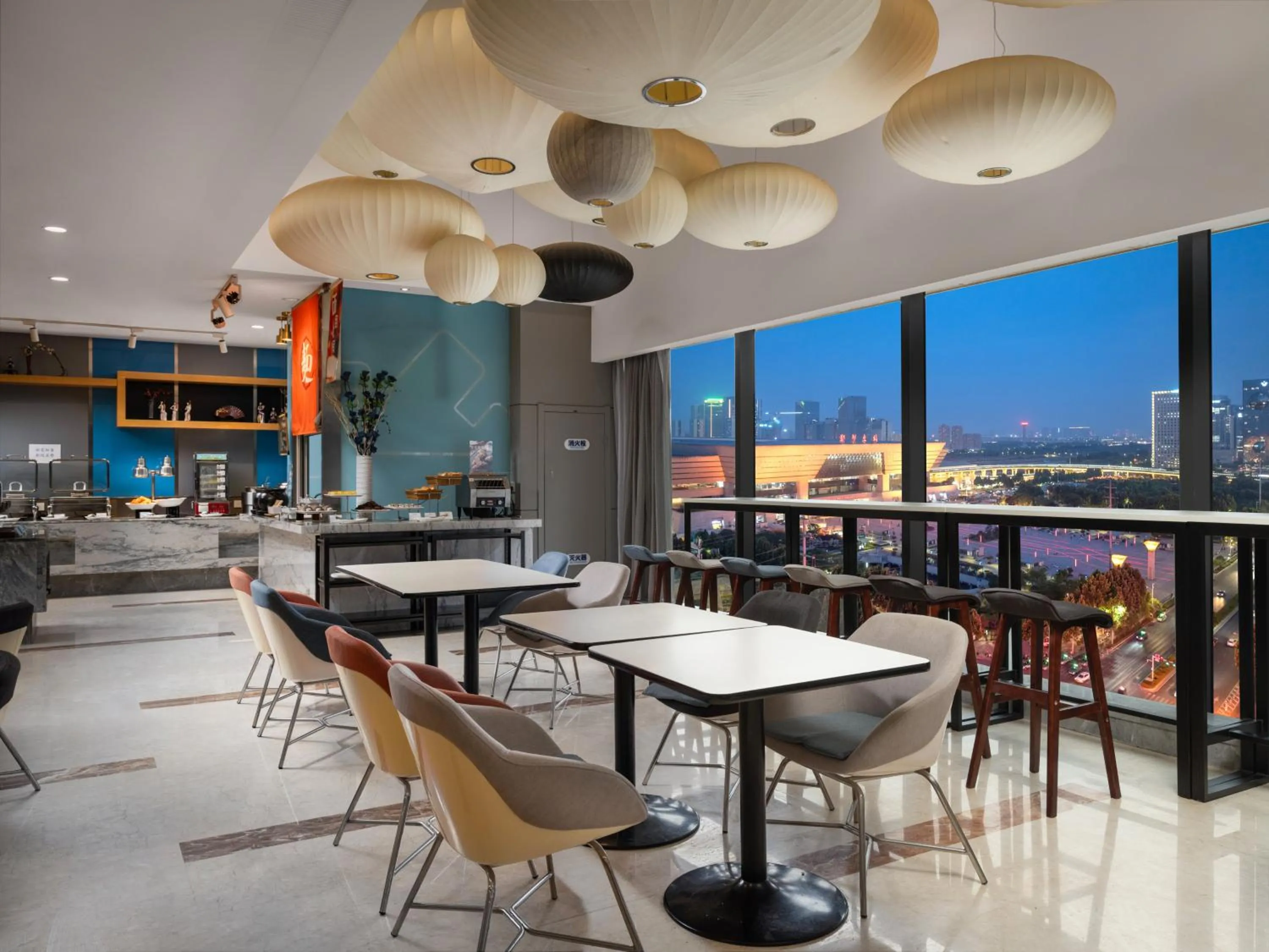 Restaurant/places to eat in Holiday Inn Express Zhengzhou Zhengdong by IHG