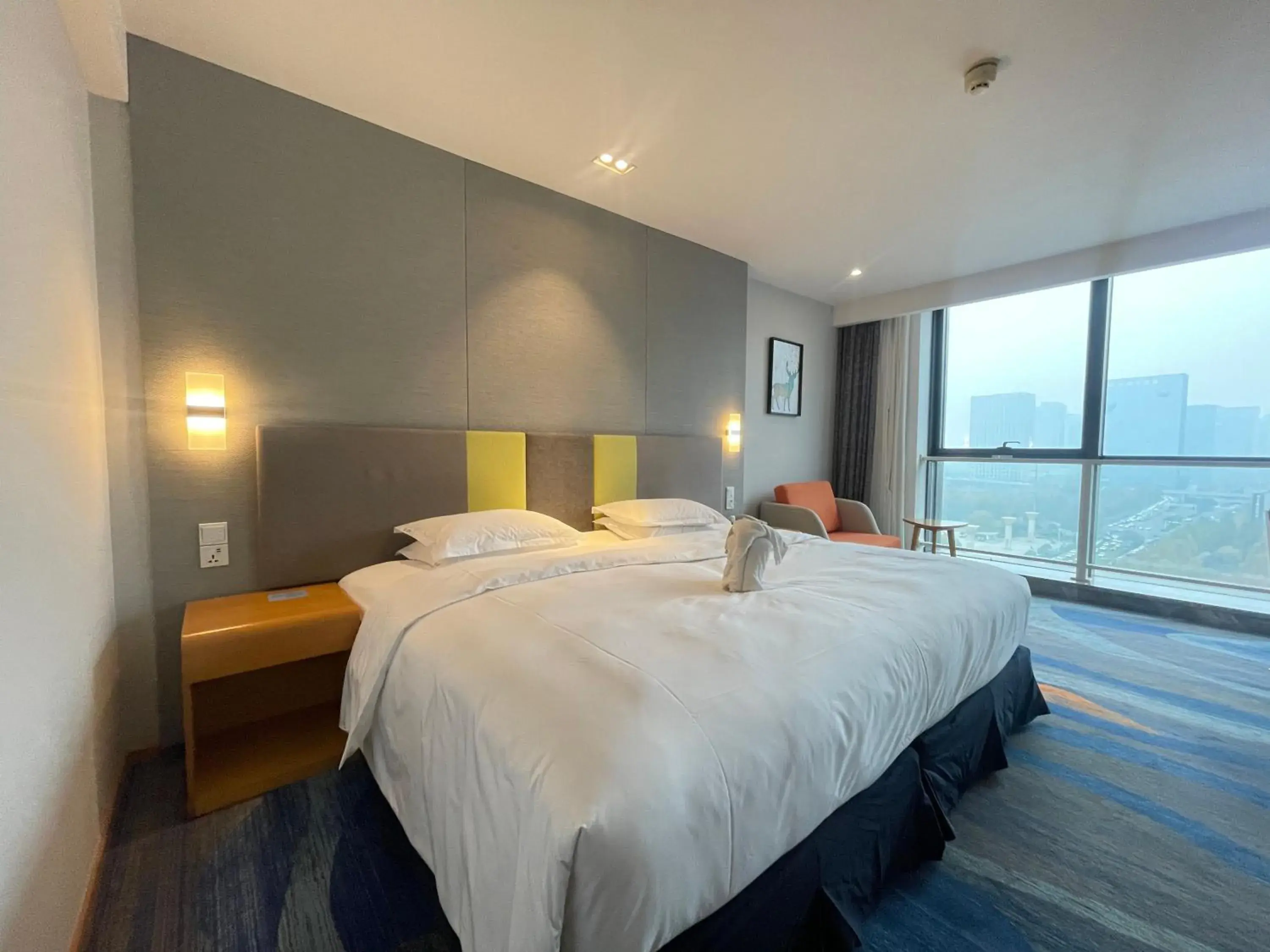 Bed in Holiday Inn Express Zhengzhou Zhengdong by IHG Bed in Holiday Inn Express Zhengzhou Zhengdong by IHG