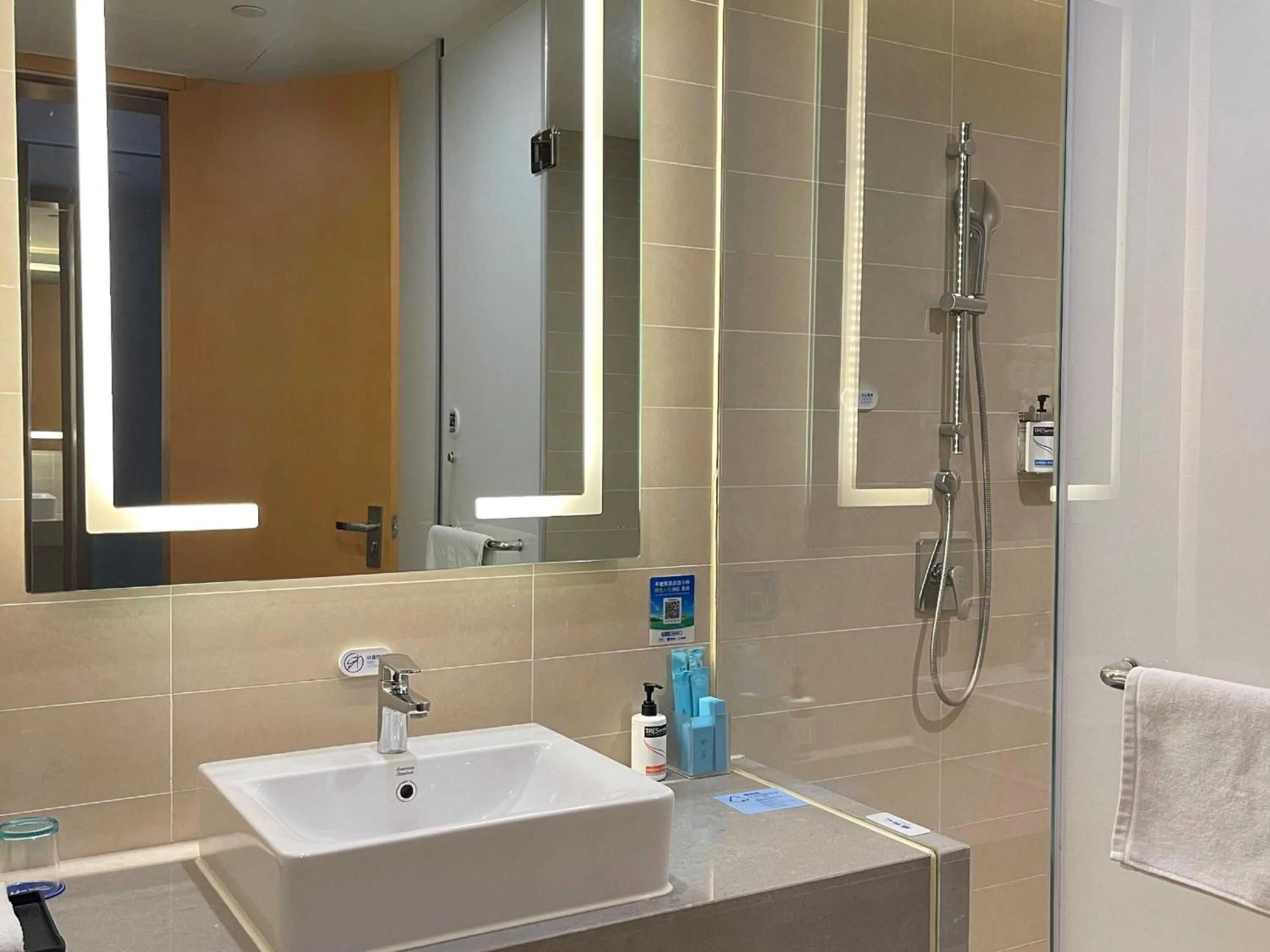 Photo of the whole room in Holiday Inn Express Zhengzhou Zhengdong by IHG