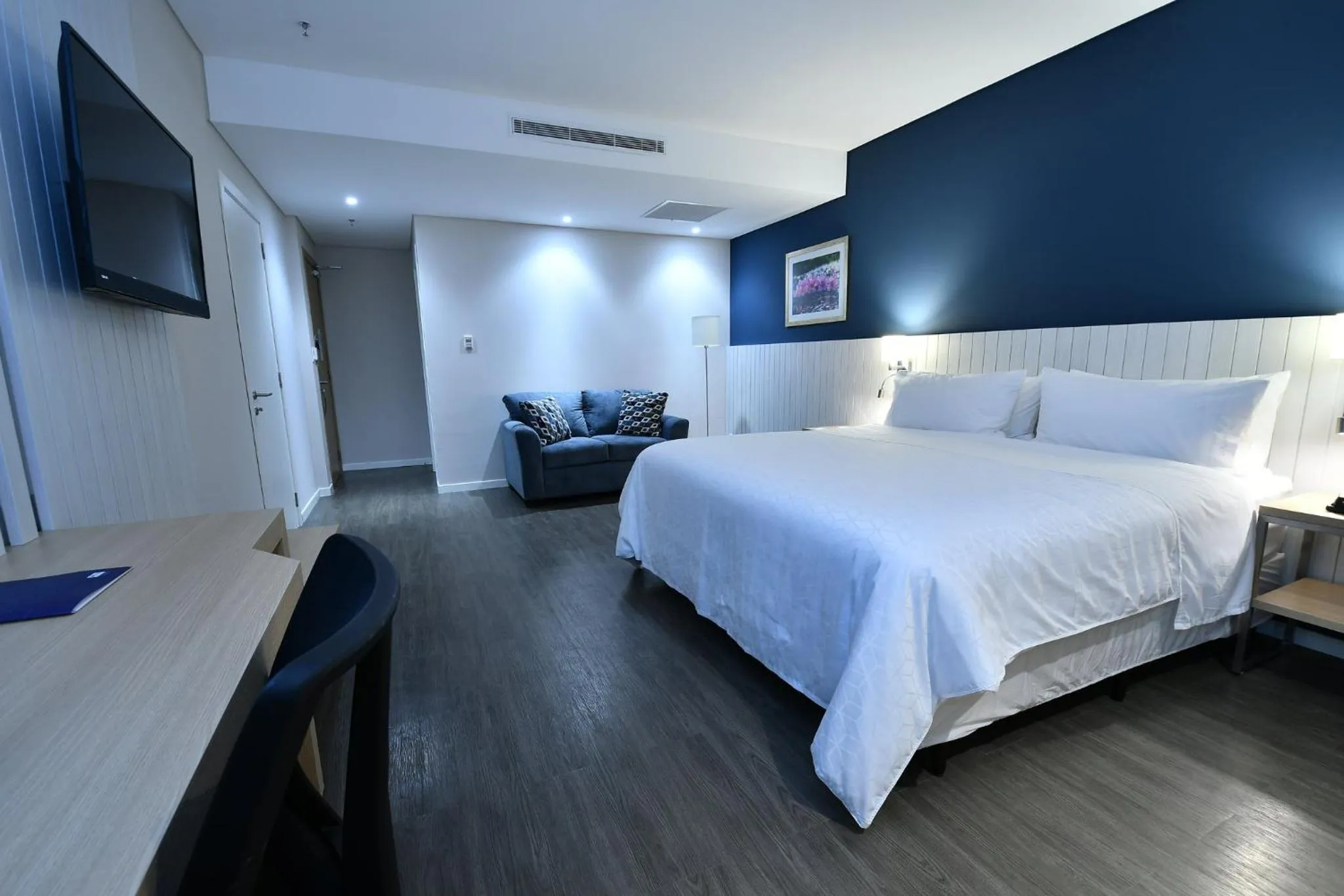 Photo of the whole room, Bed in Holiday Inn Express Asuncion Aviadores by IHG