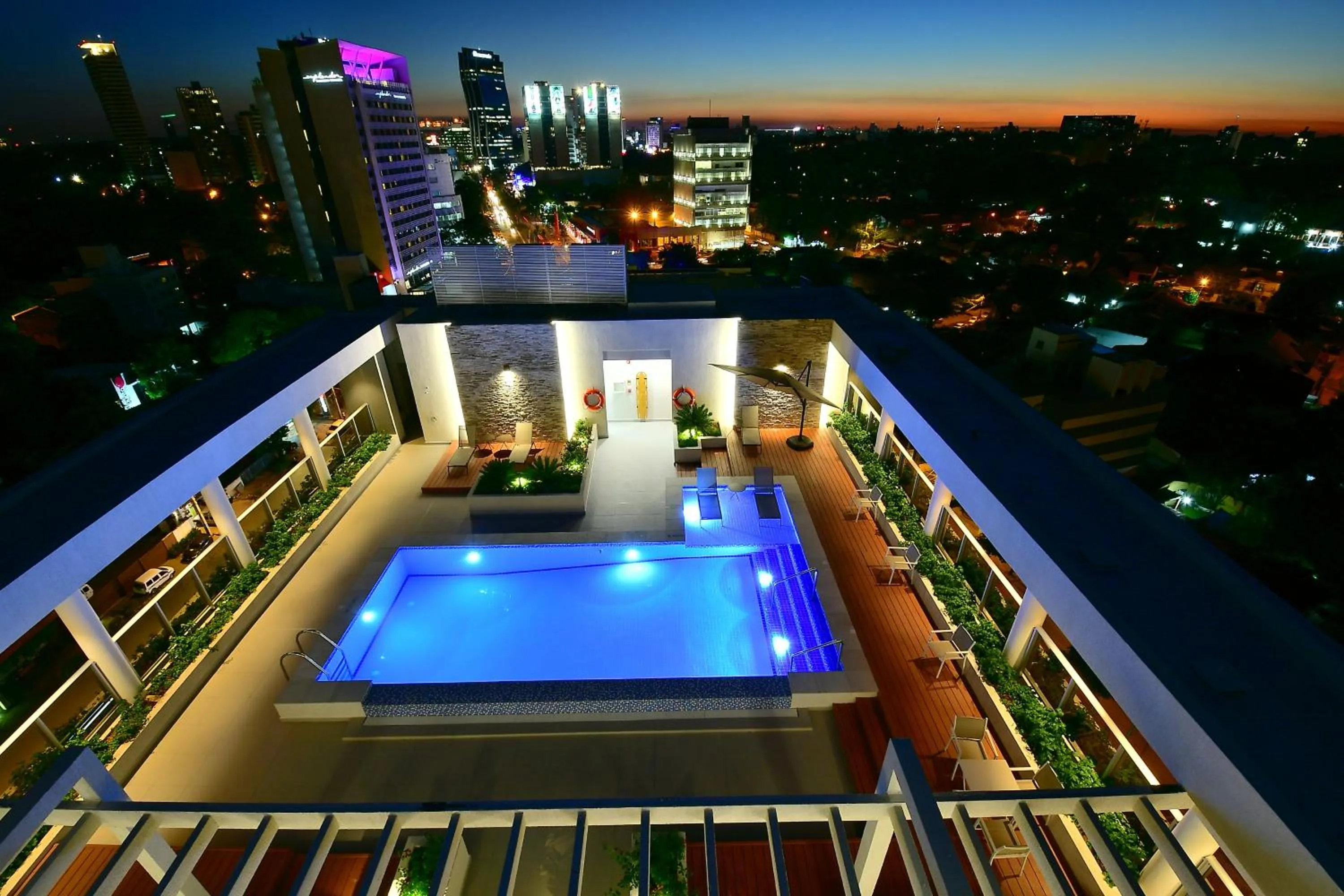 Swimming pool in Holiday Inn Express Asuncion Aviadores by IHG