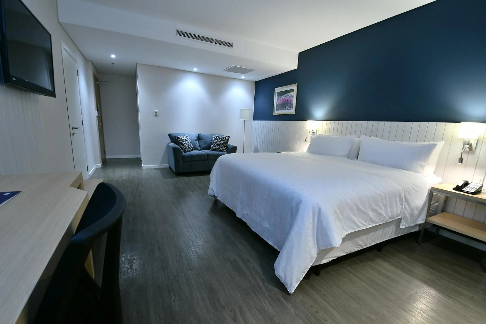 Photo of the whole room, Bed in Holiday Inn Express Asuncion Aviadores by IHG