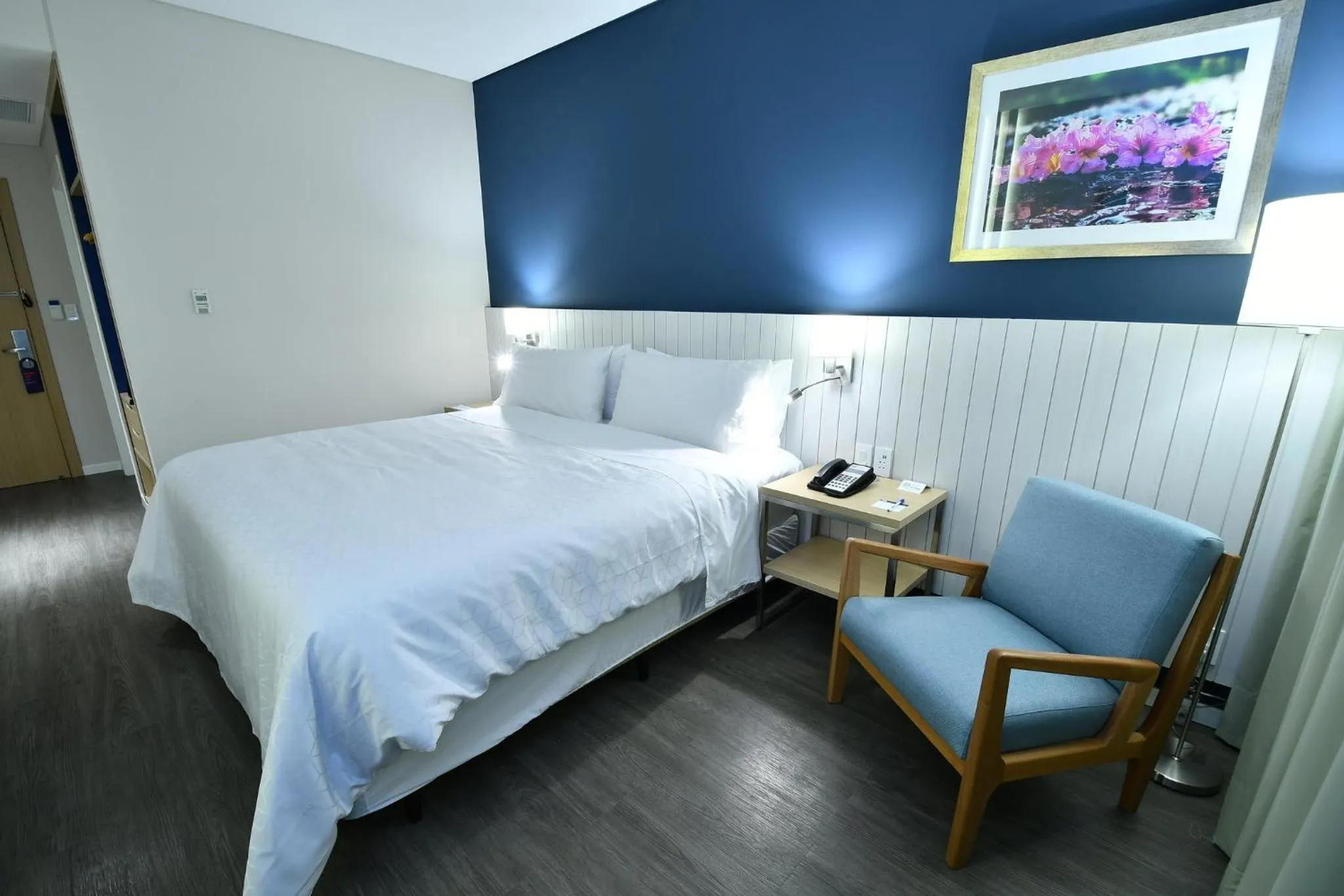 Photo of the whole room, Bed in Holiday Inn Express Asuncion Aviadores by IHG