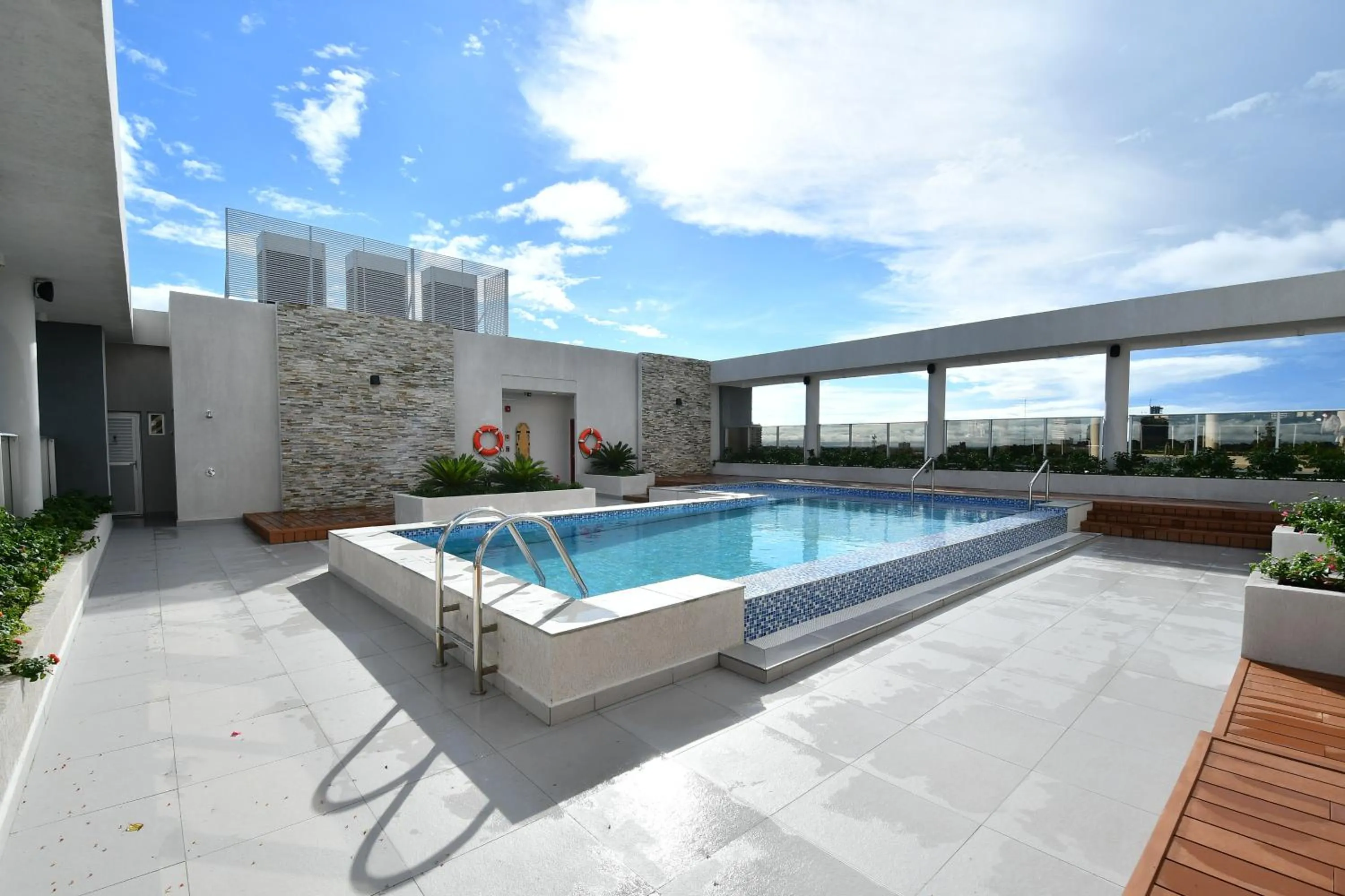 Swimming pool in Holiday Inn Express Asuncion Aviadores by IHG