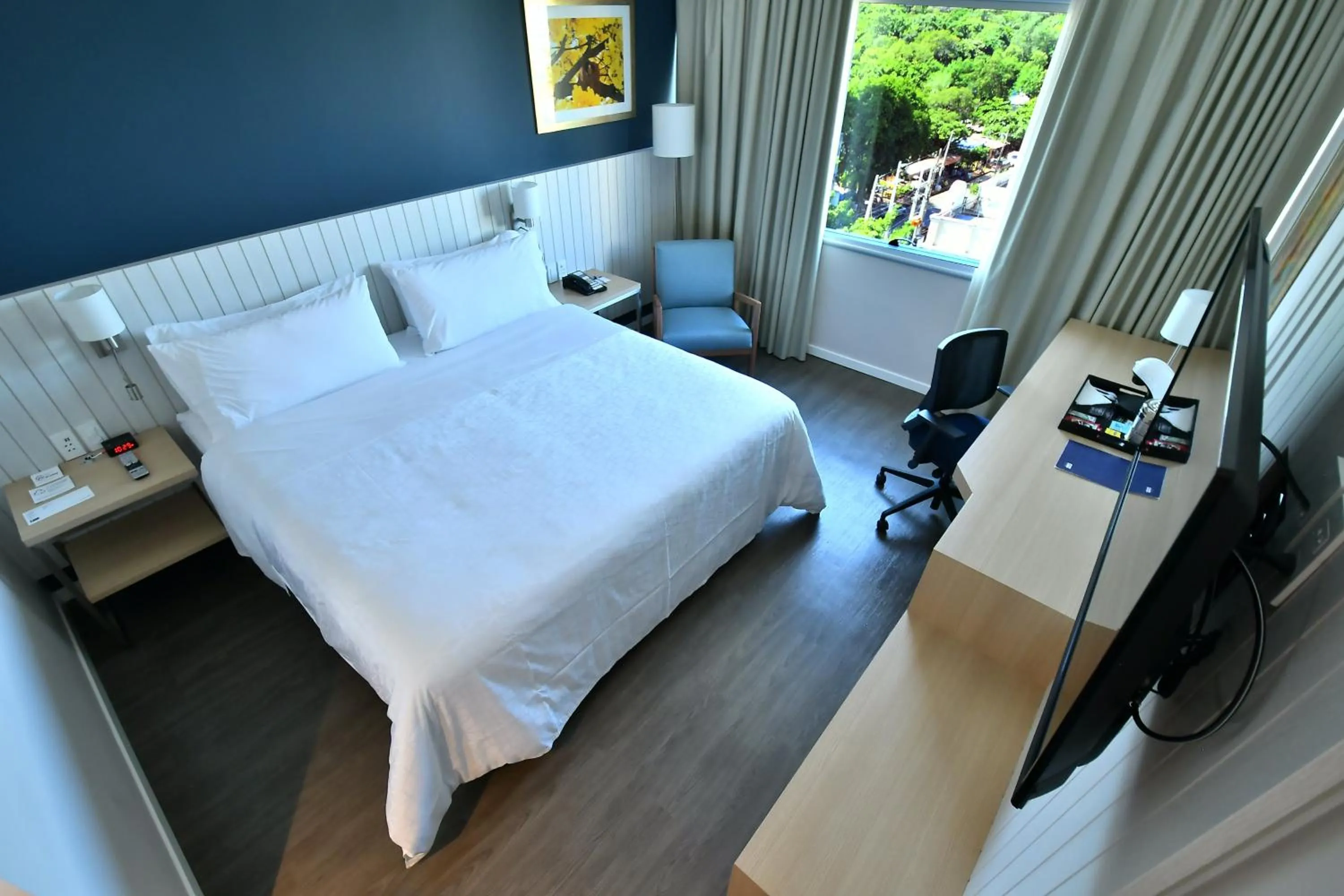 Photo of the whole room, Bed in Holiday Inn Express Asuncion Aviadores by IHG