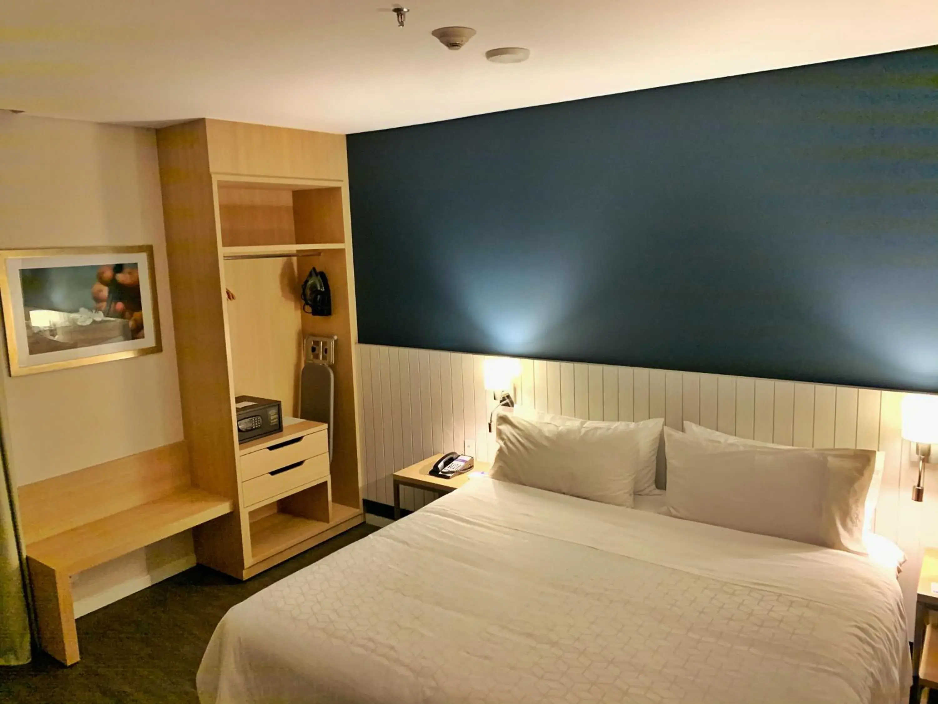 Bed in Holiday Inn Express Asuncion Aviadores by IHG Bed in Holiday Inn Express Asuncion Aviadores by IHG