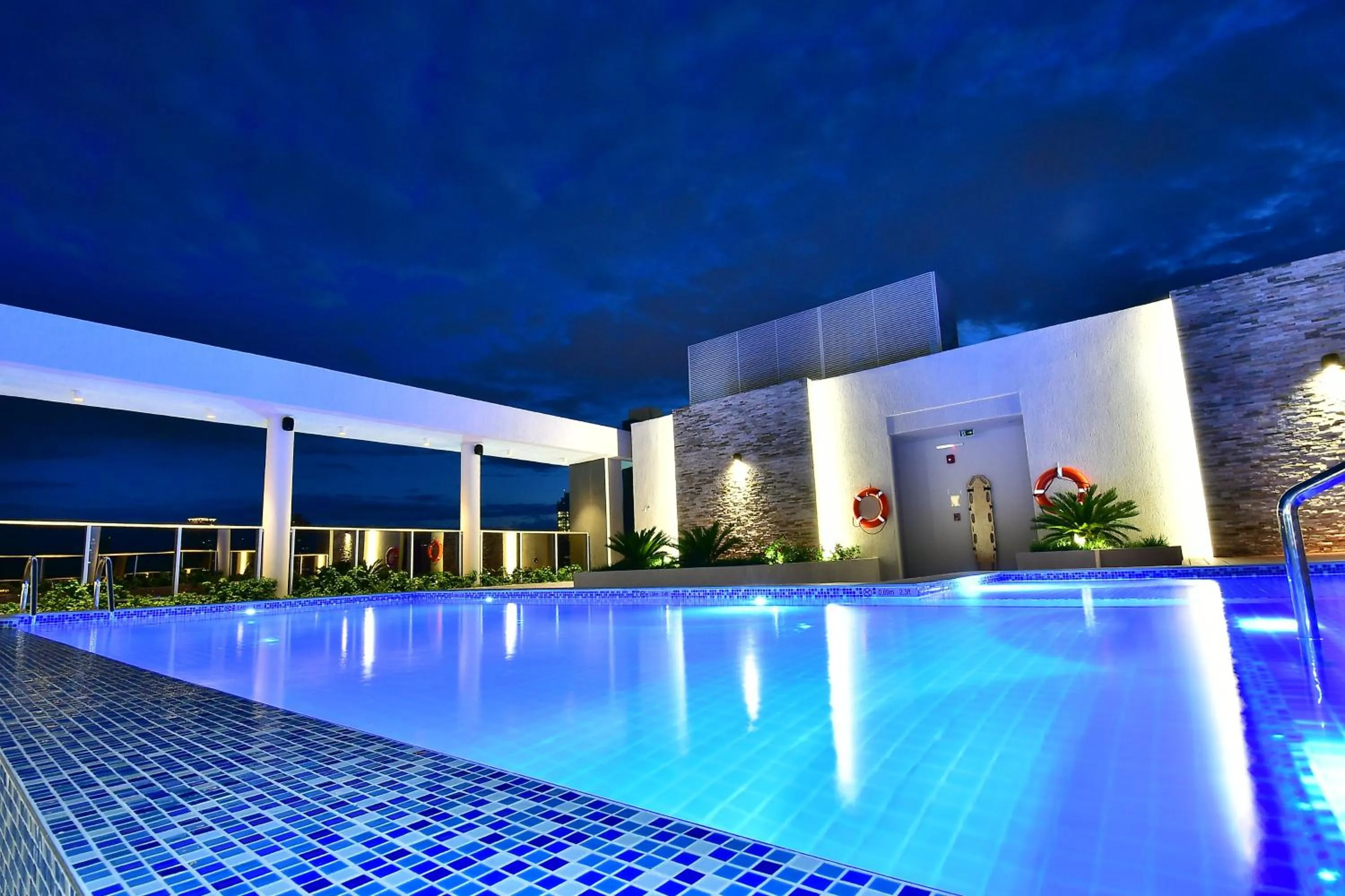 Swimming pool in Holiday Inn Express Asuncion Aviadores by IHG