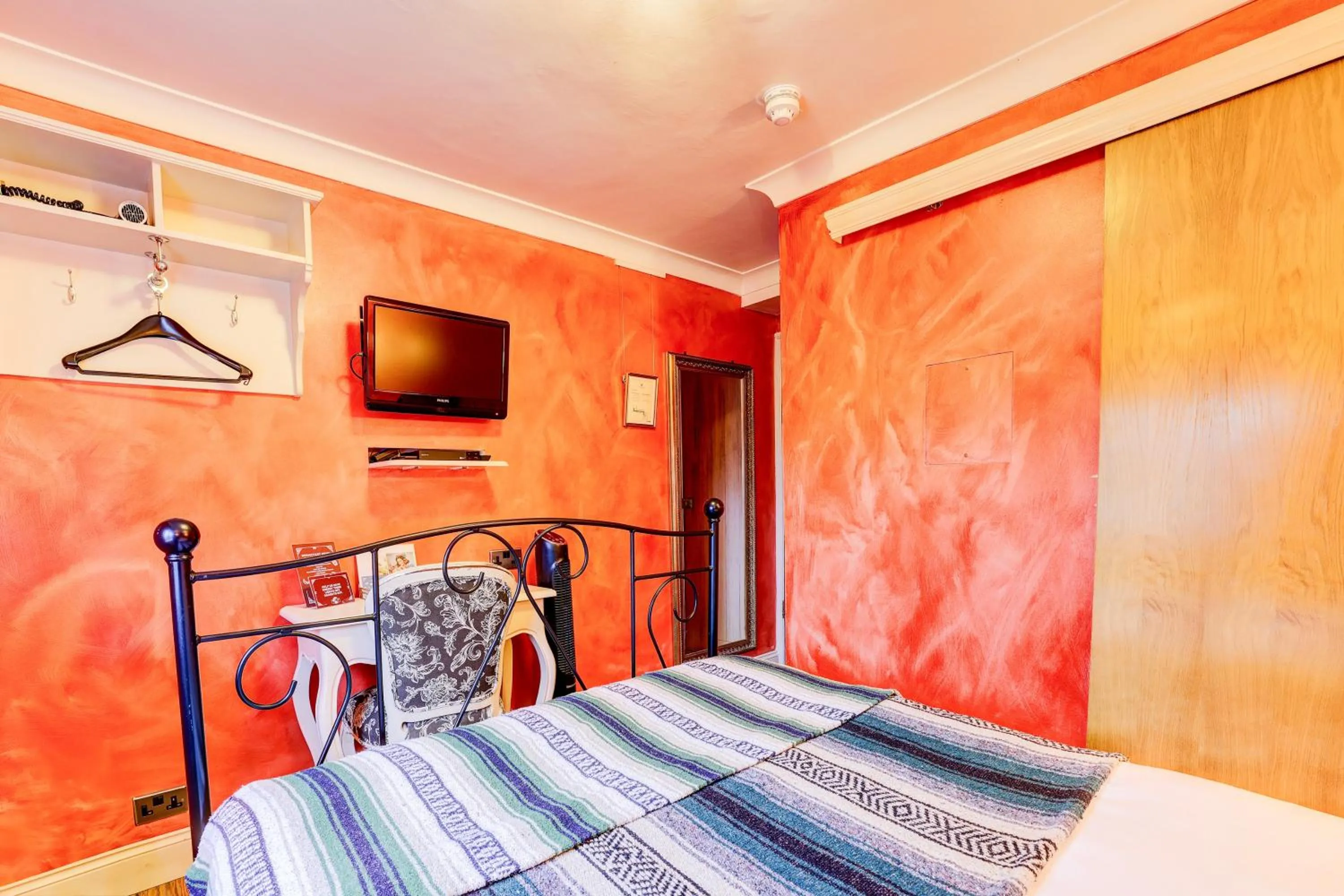 Bedroom, Bed in Church Street Hotel by Belvilla near The Oval London