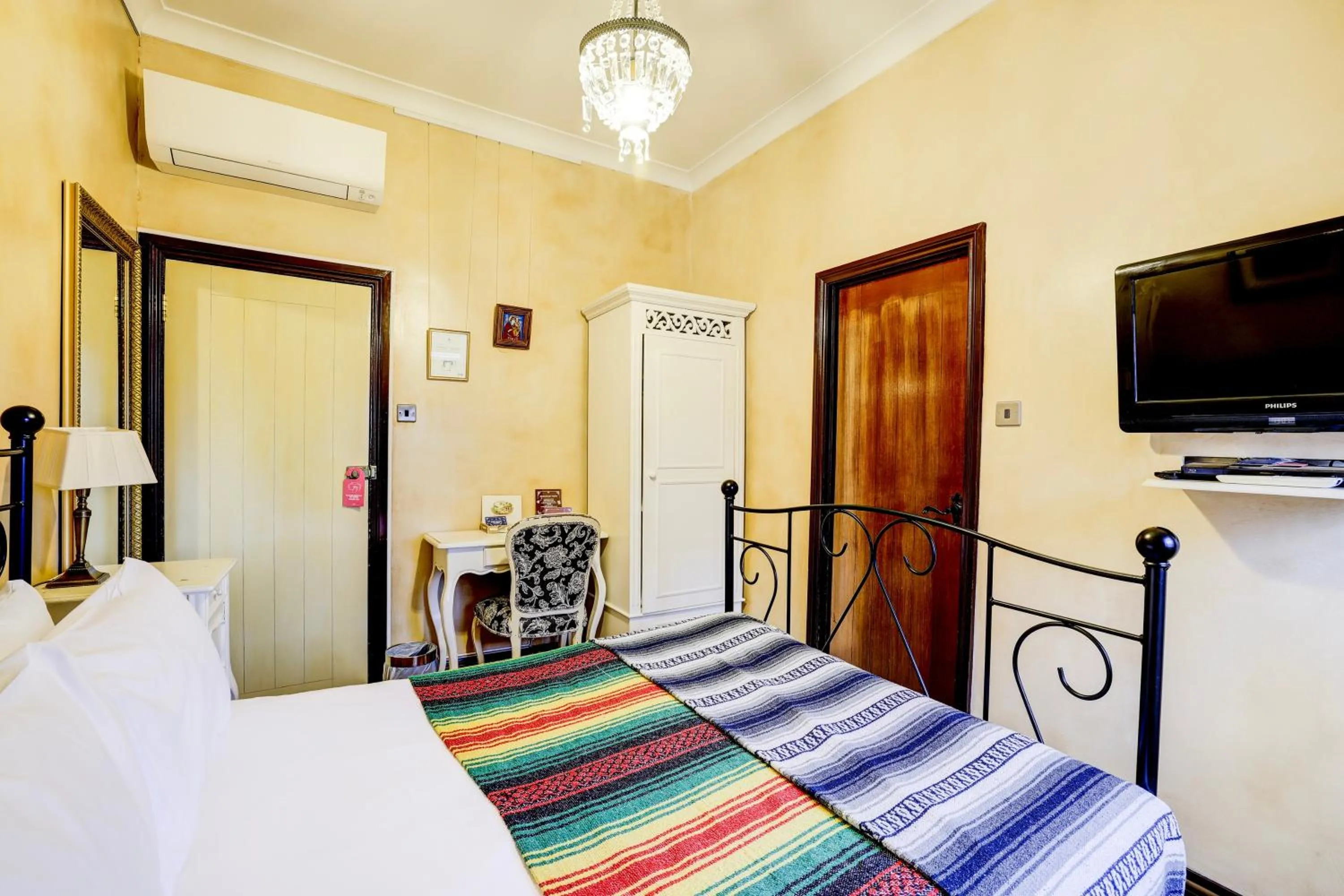 Bedroom, Bed in Church Street Hotel by Belvilla near The Oval London