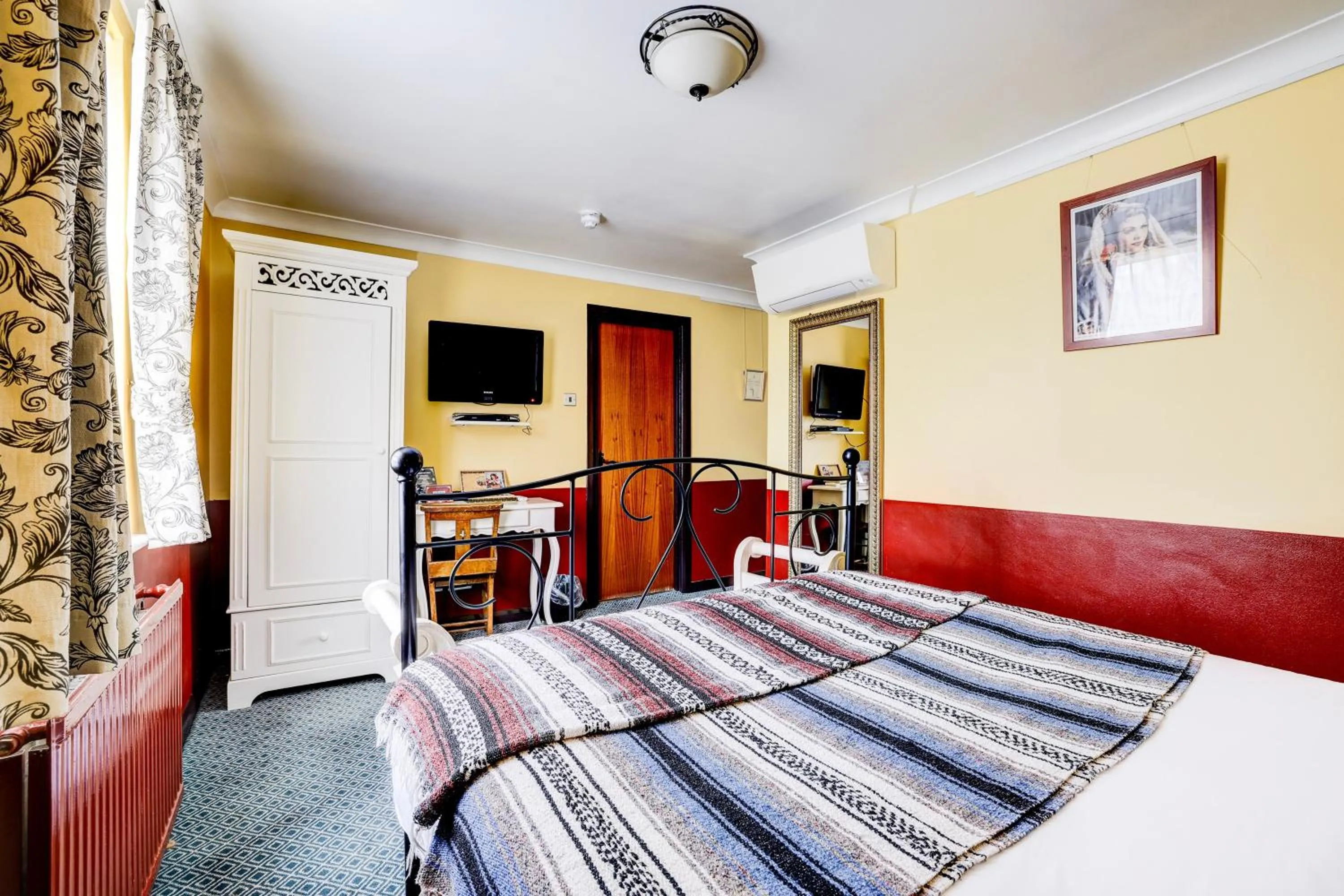 Bedroom, Bed in Church Street Hotel by Belvilla near The Oval London