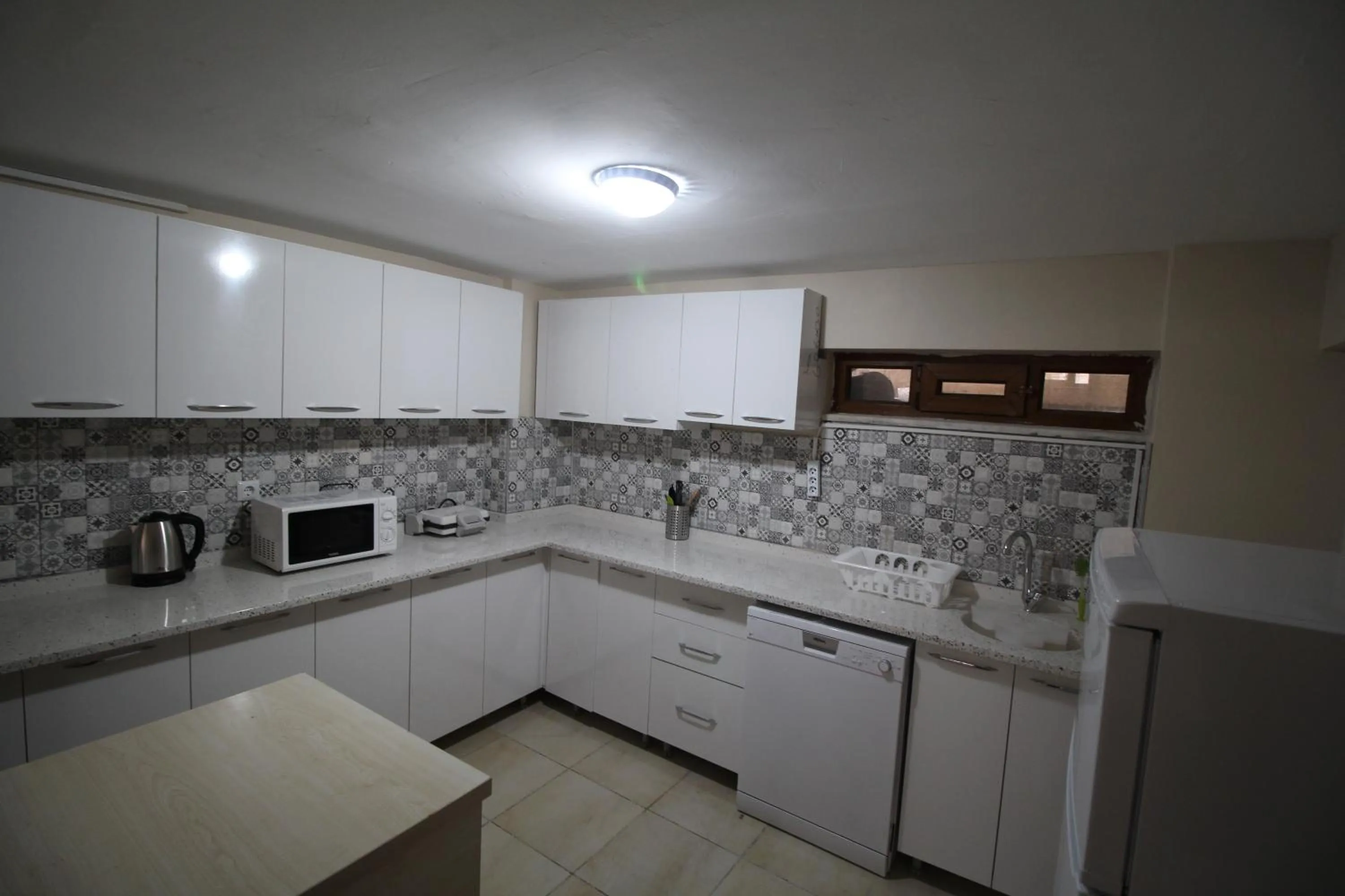 Kitchen or kitchenette in Deeps Hostel Eskişehir