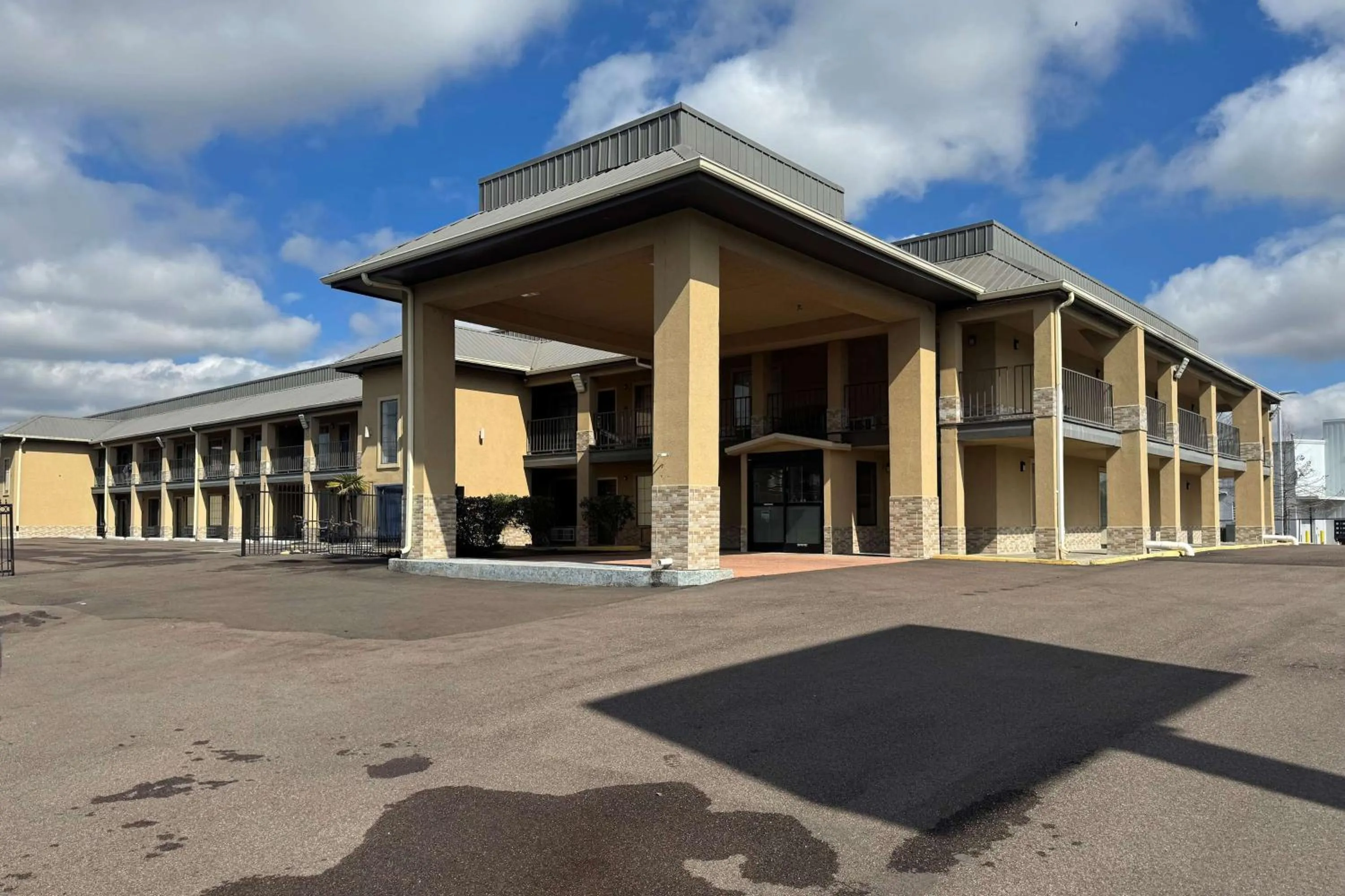 Property building in Super 8 by Wyndham Jackson MS Near the Fairgrounds