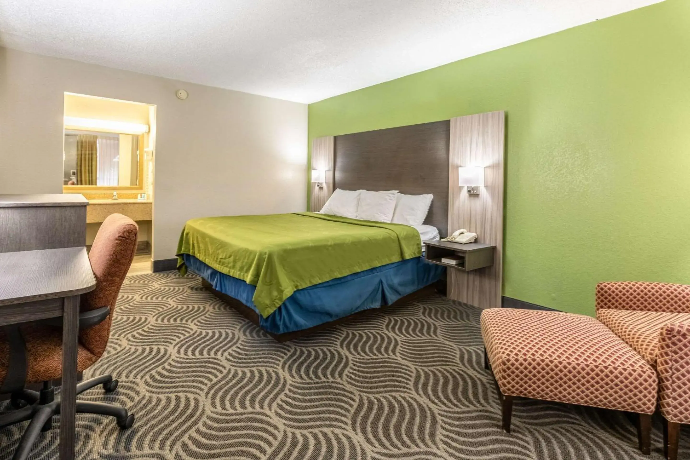 Photo of the whole room in Quality Inn Newport Photo of the whole room in Quality Inn Newport