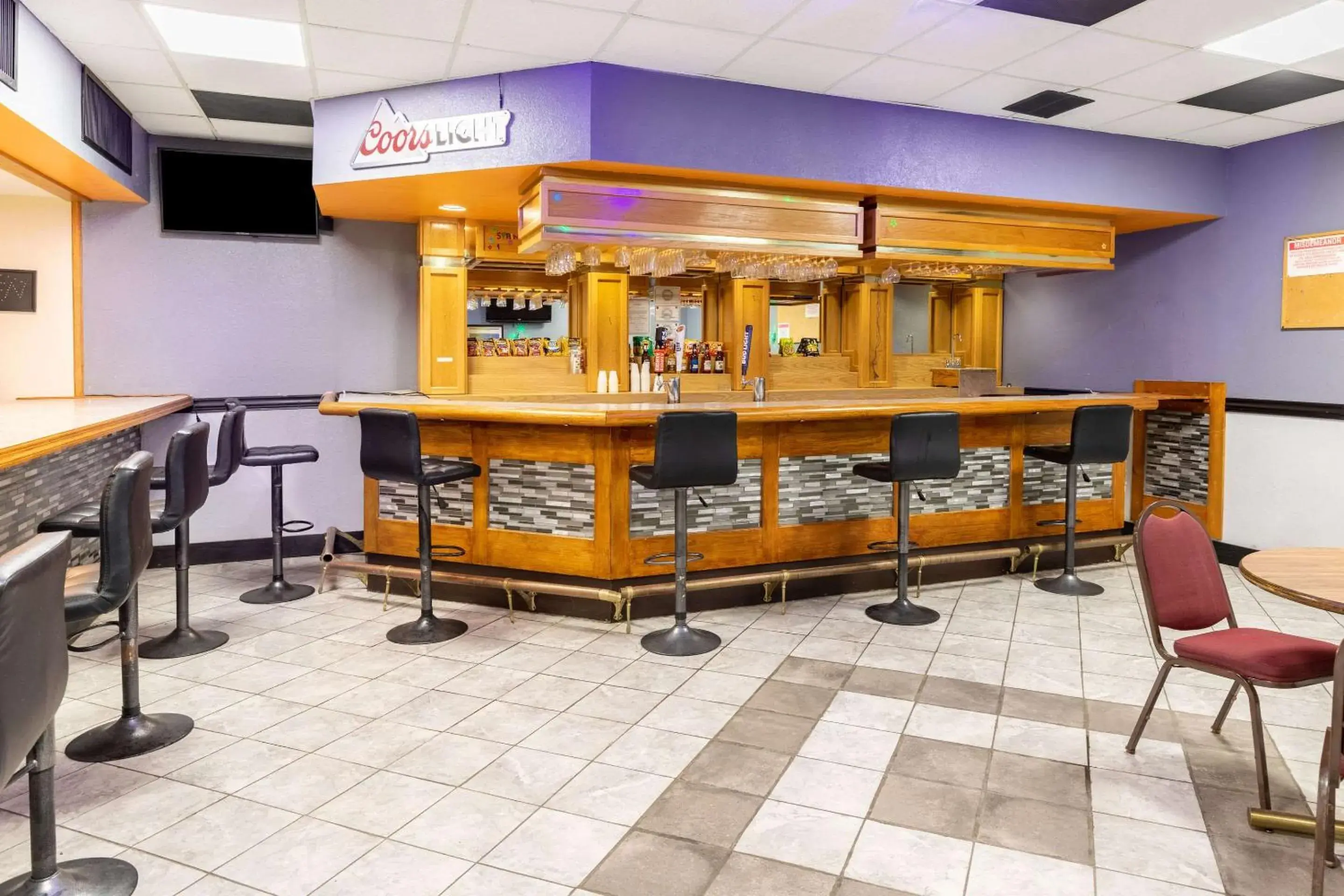 Lounge or bar in Quality Inn Newport Lounge or bar in Quality Inn Newport