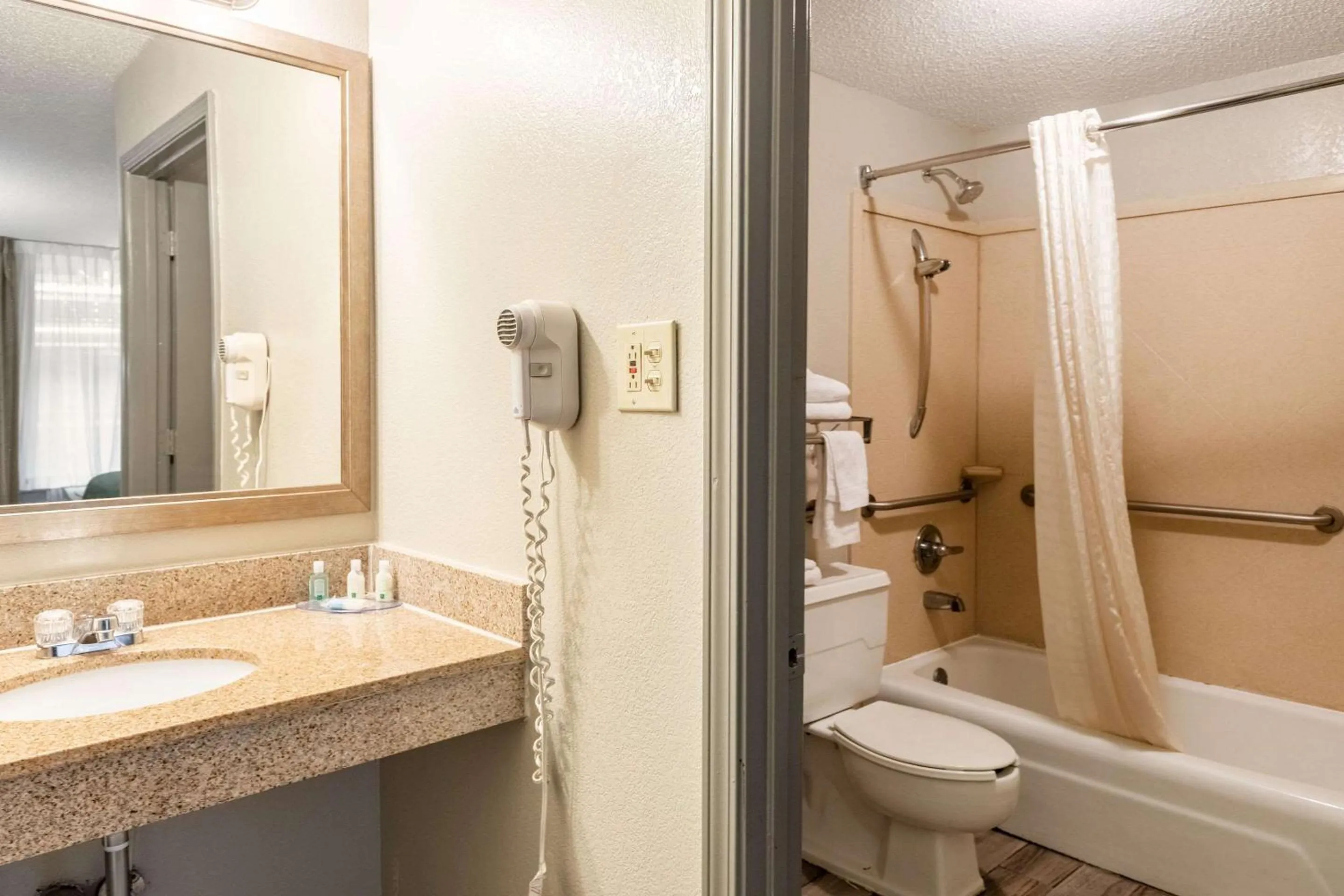 Bathroom in Quality Inn Newport