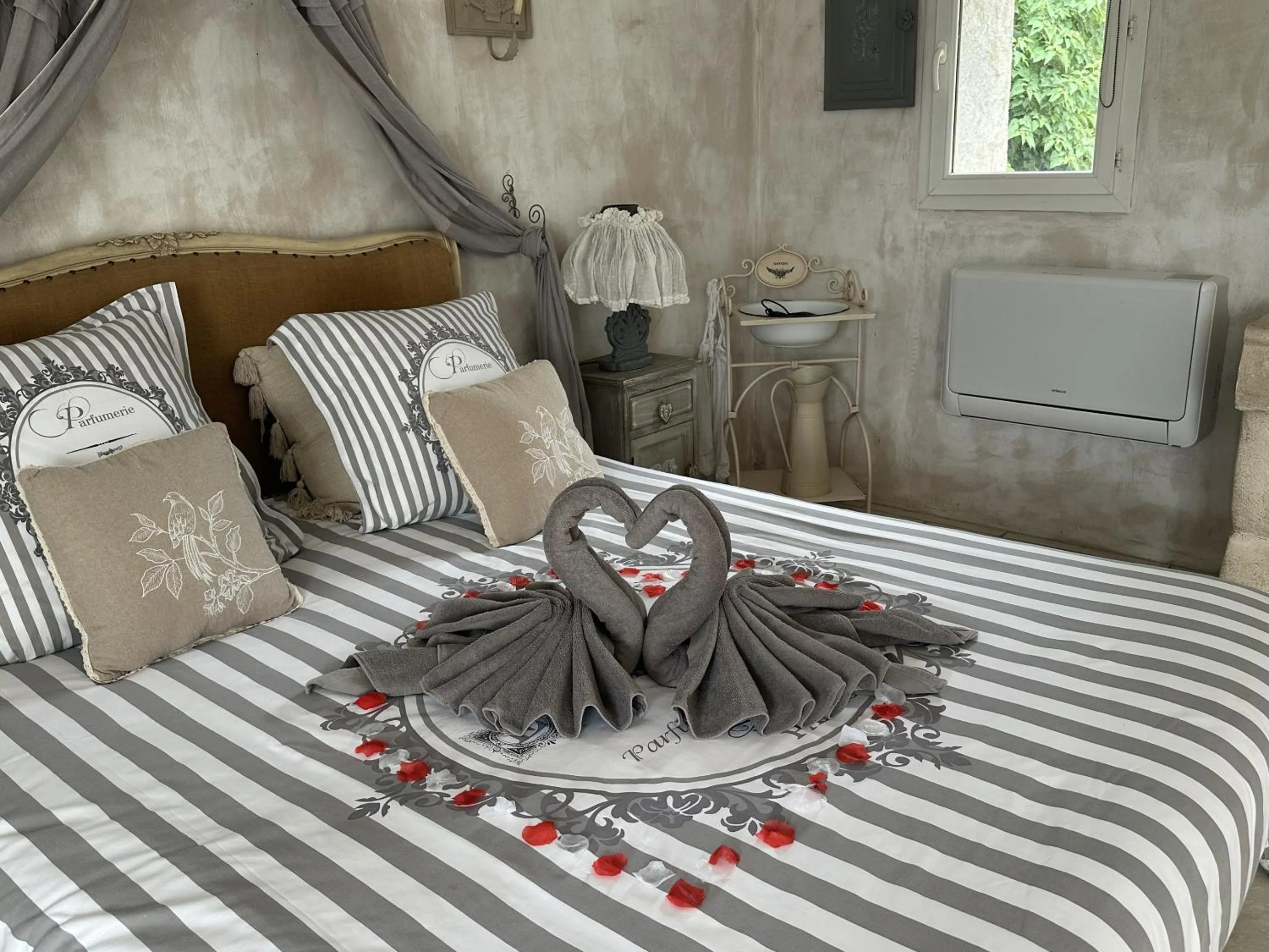 Bedroom, Bed in Le Moulin de Sonnailles