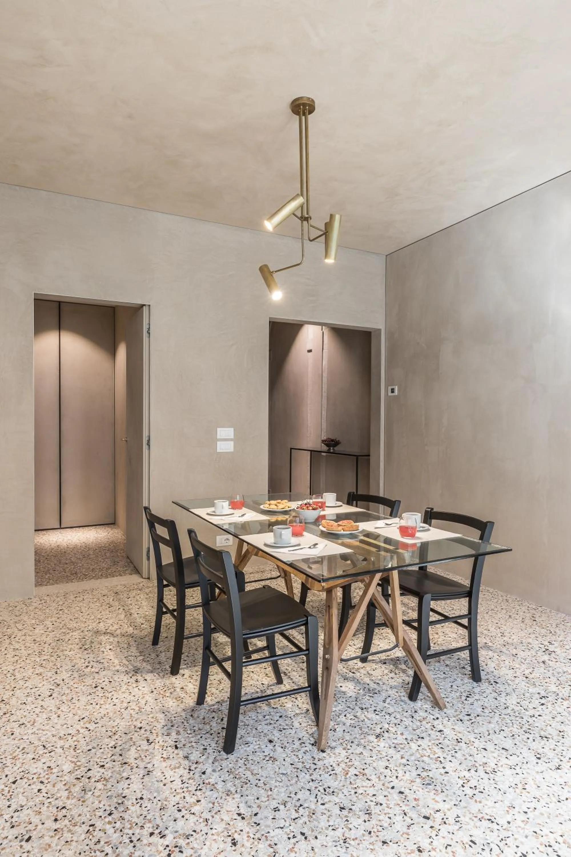 Exquisite Pied-à-Terre with Balcony and Canal View