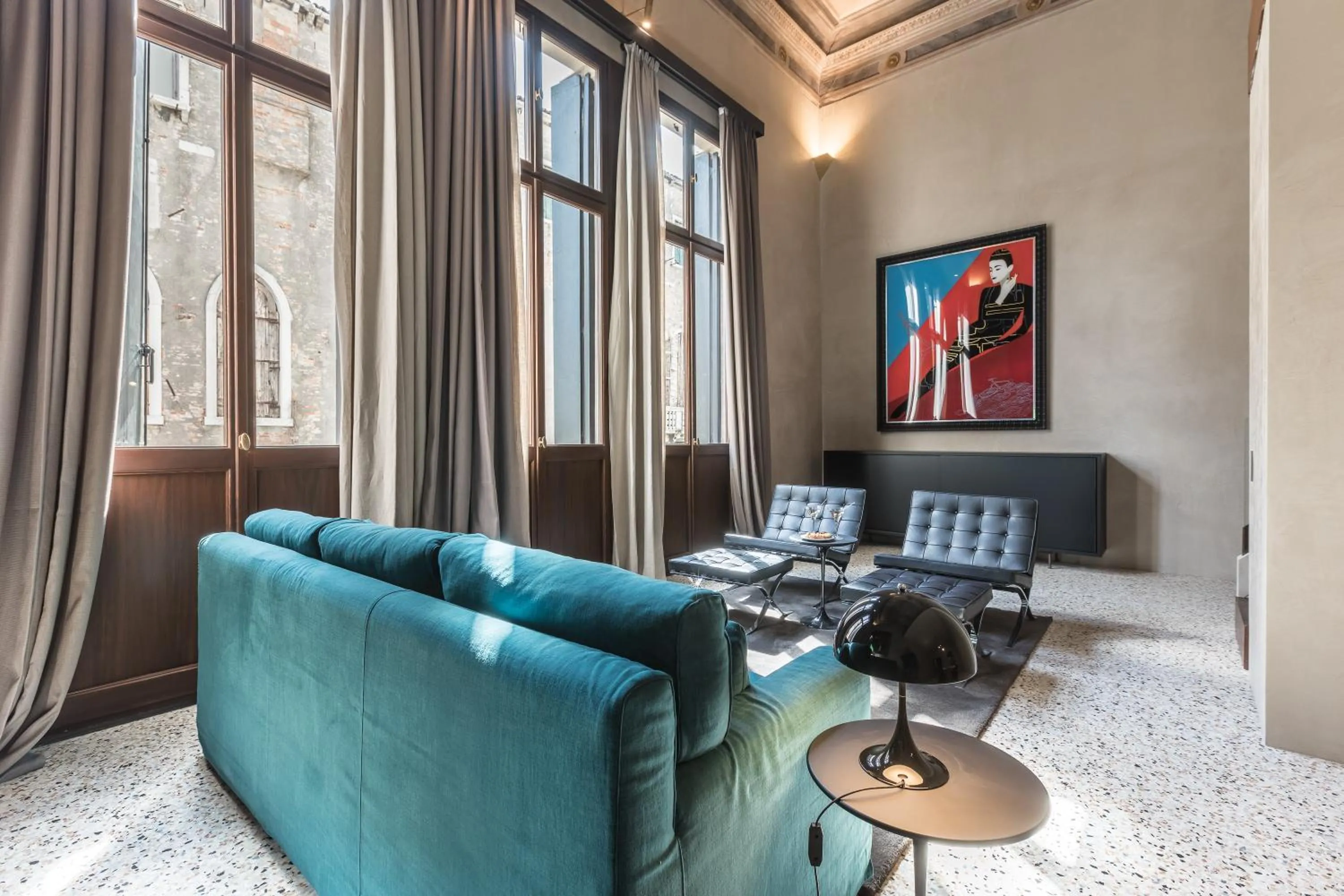 Exquisite Pied-à-Terre with Balcony and Canal View
