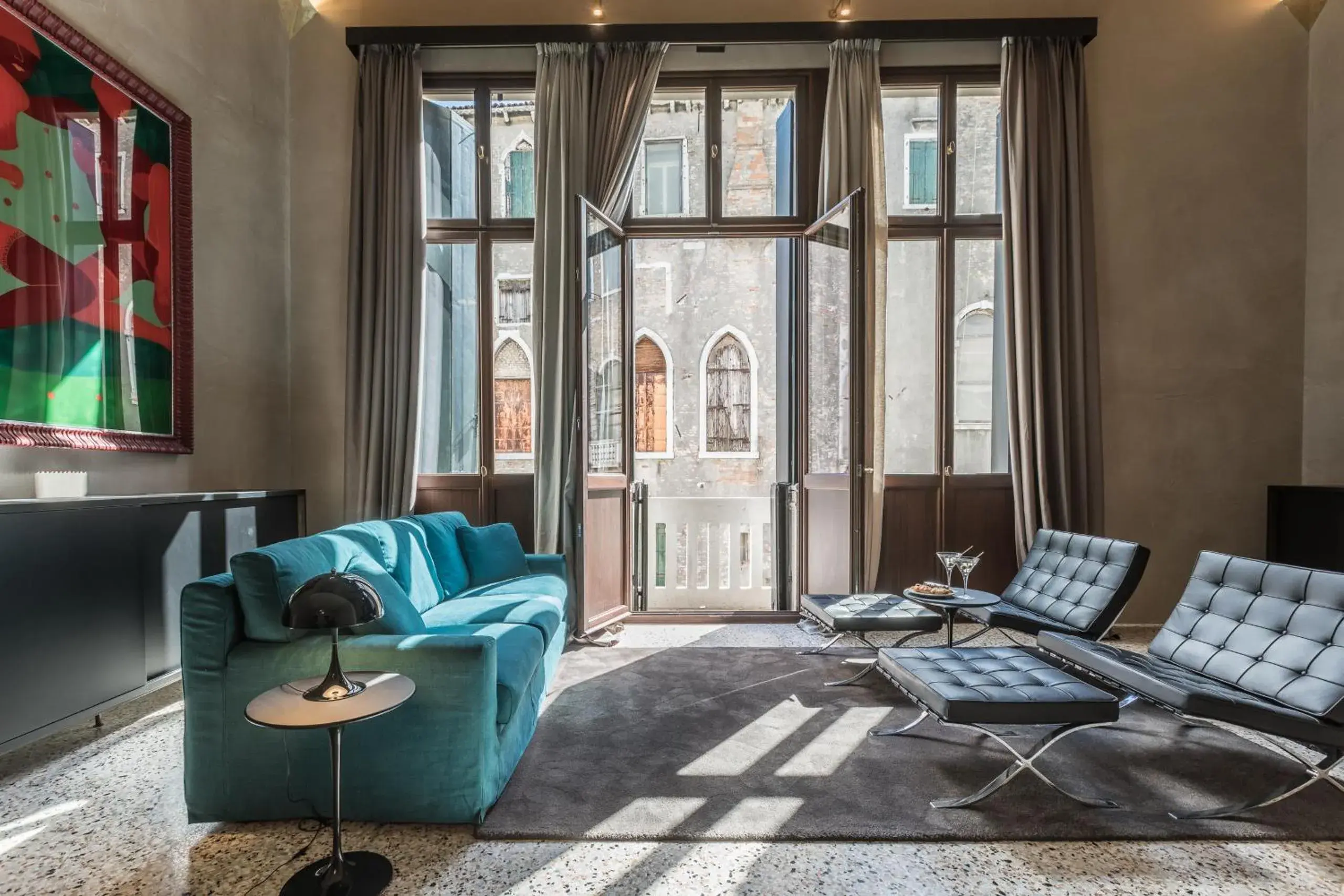 Exquisite Pied-à-Terre with Balcony and Canal View Exquisite Pied-à-Terre with Balcony and Canal View
