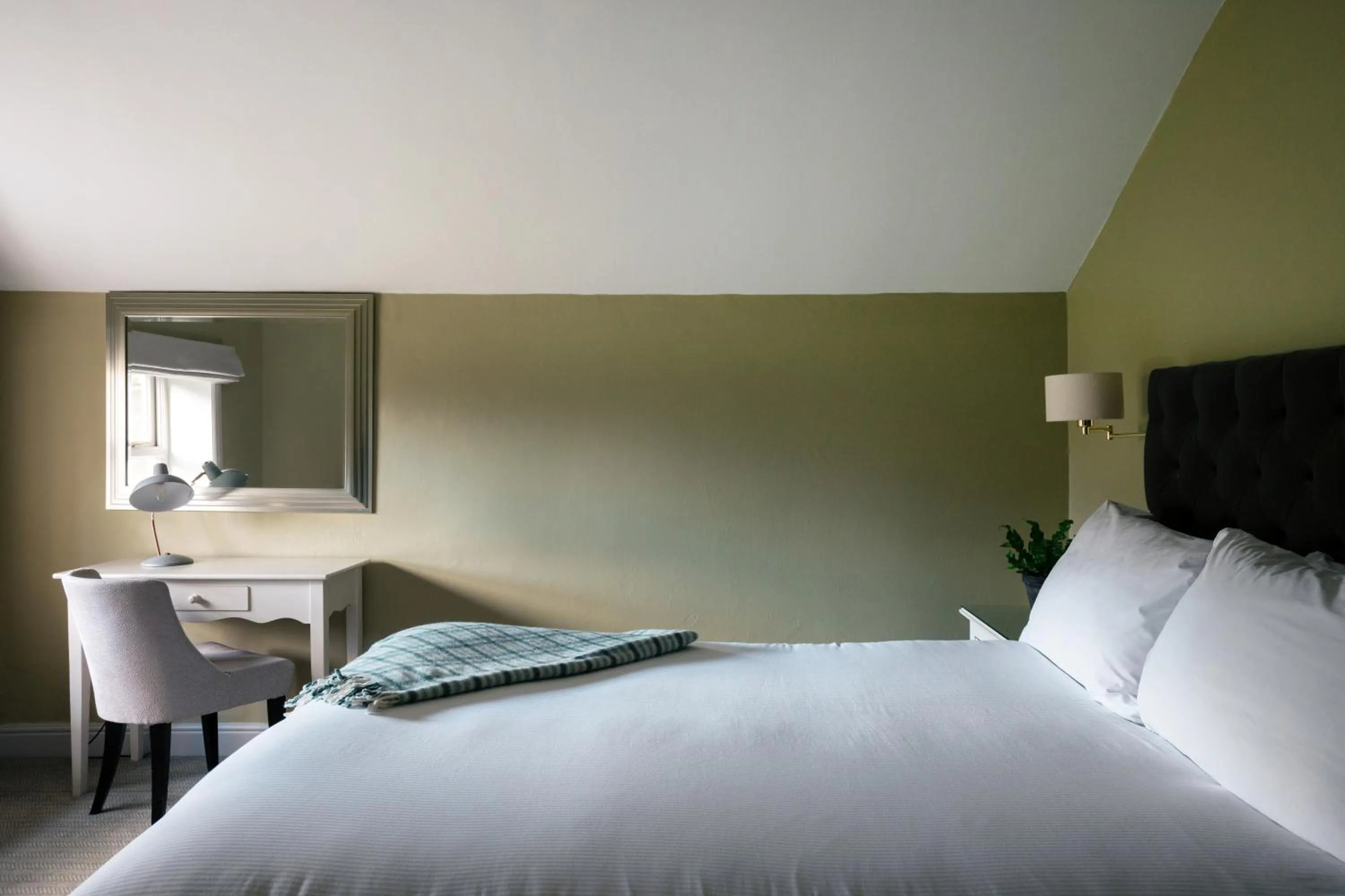 Bedroom, Bed in The Fell Hotel