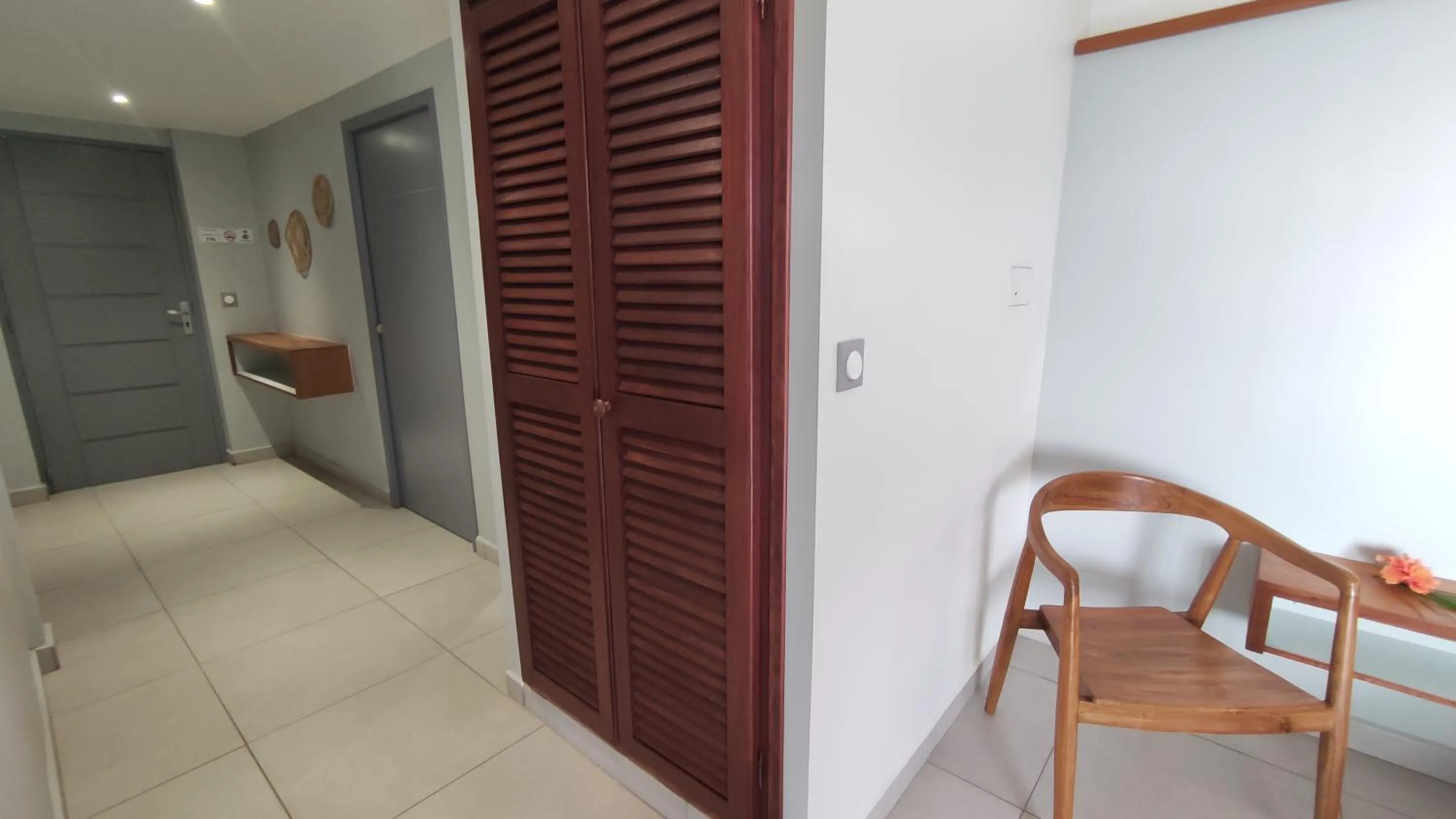 wardrobe in Habitation Grande Anse Résidence hôtelière