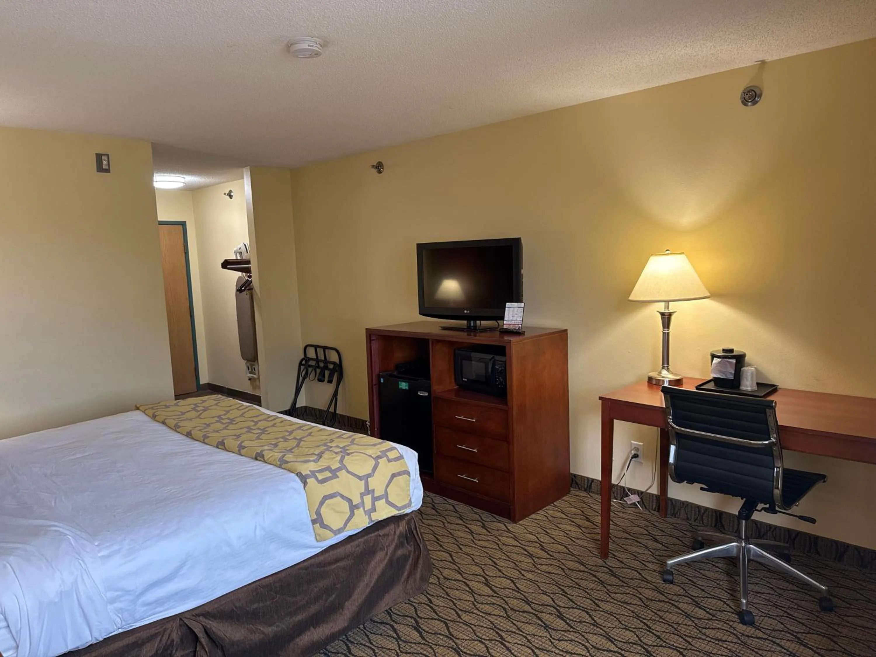 Bed in Baymont by Wyndham Mishawaka South Bend Area