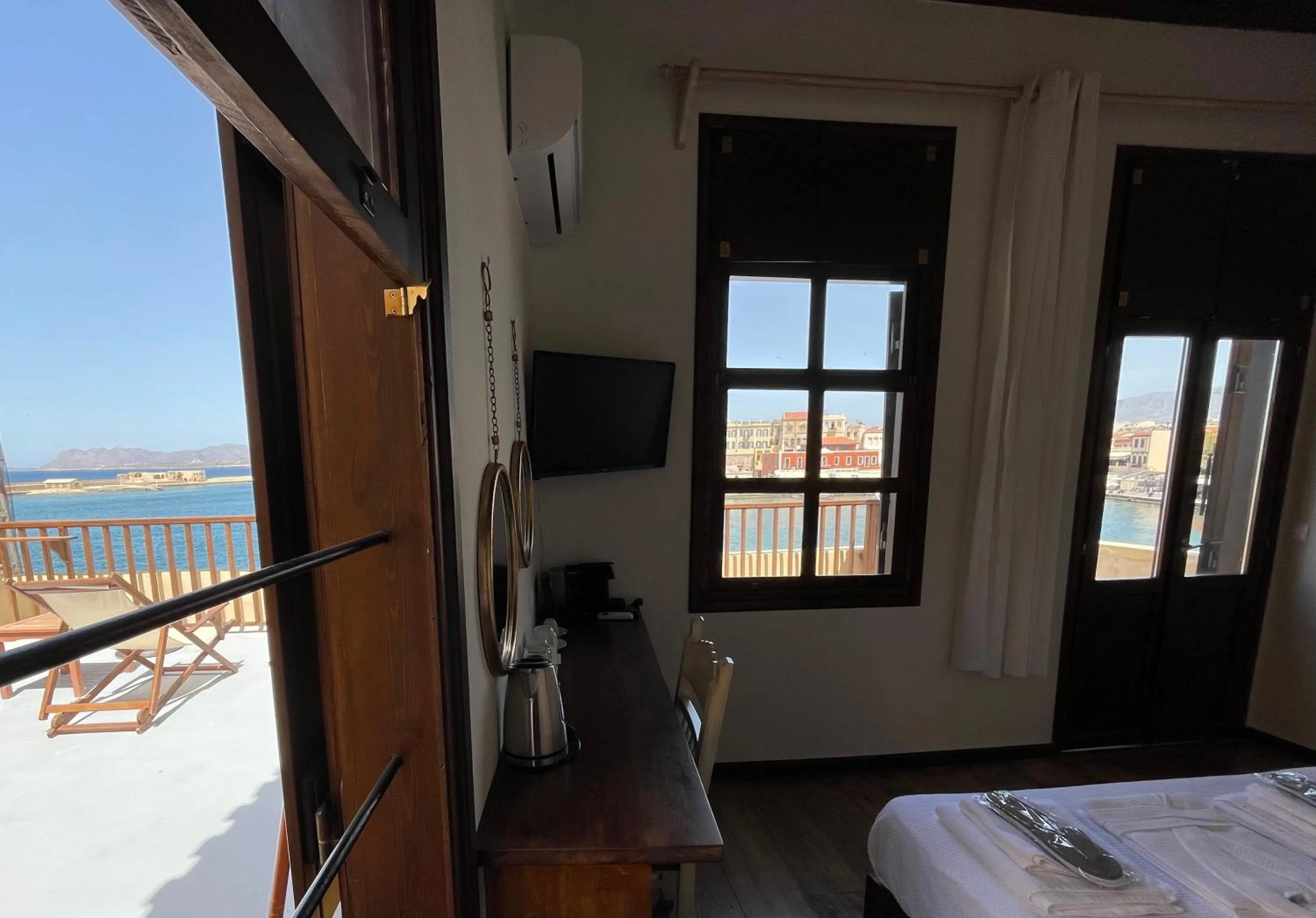 Photo of the whole room, Bed in Captain Vasilis Hotel