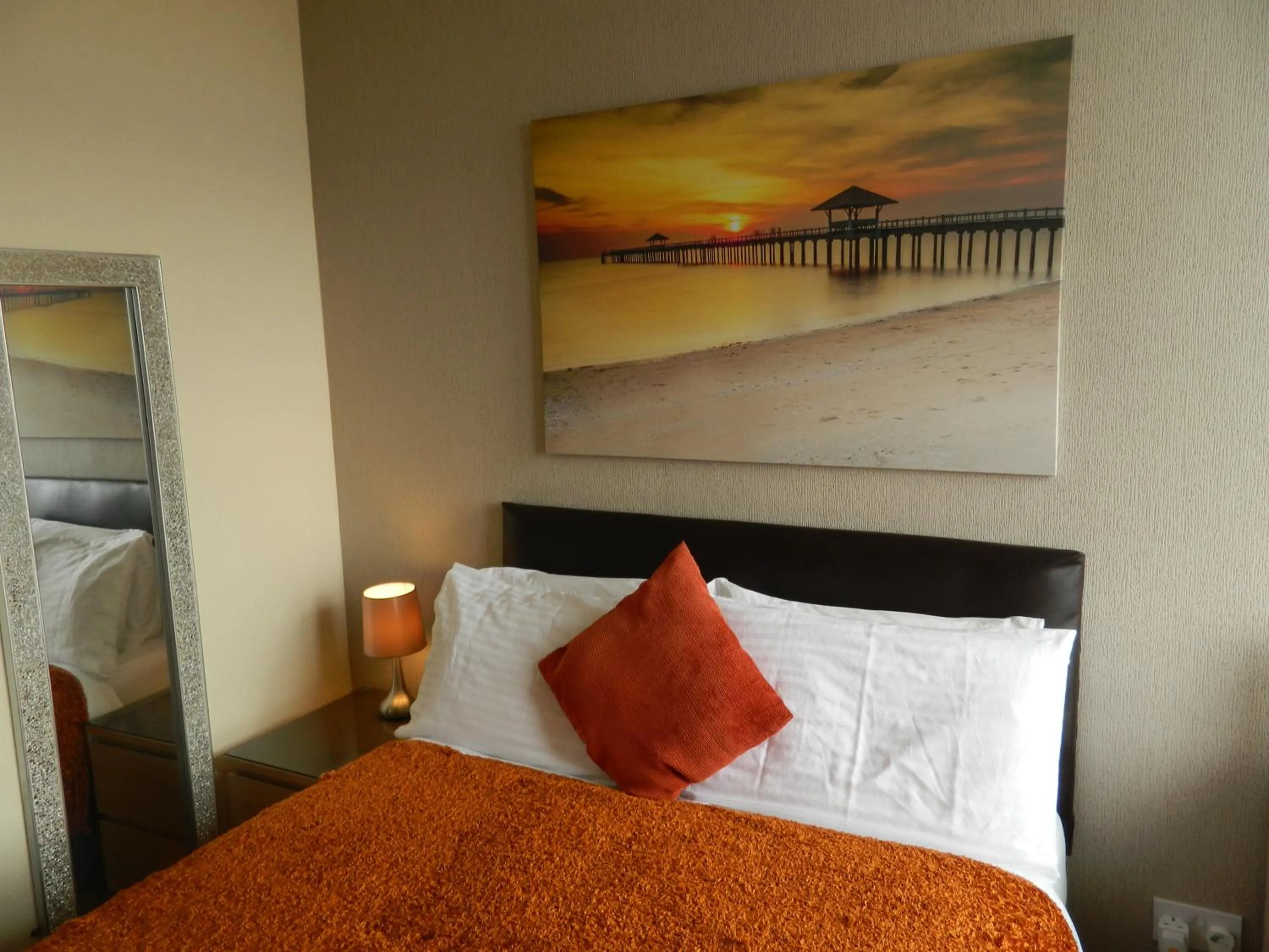 Bathroom, Bed in Ocean Bay