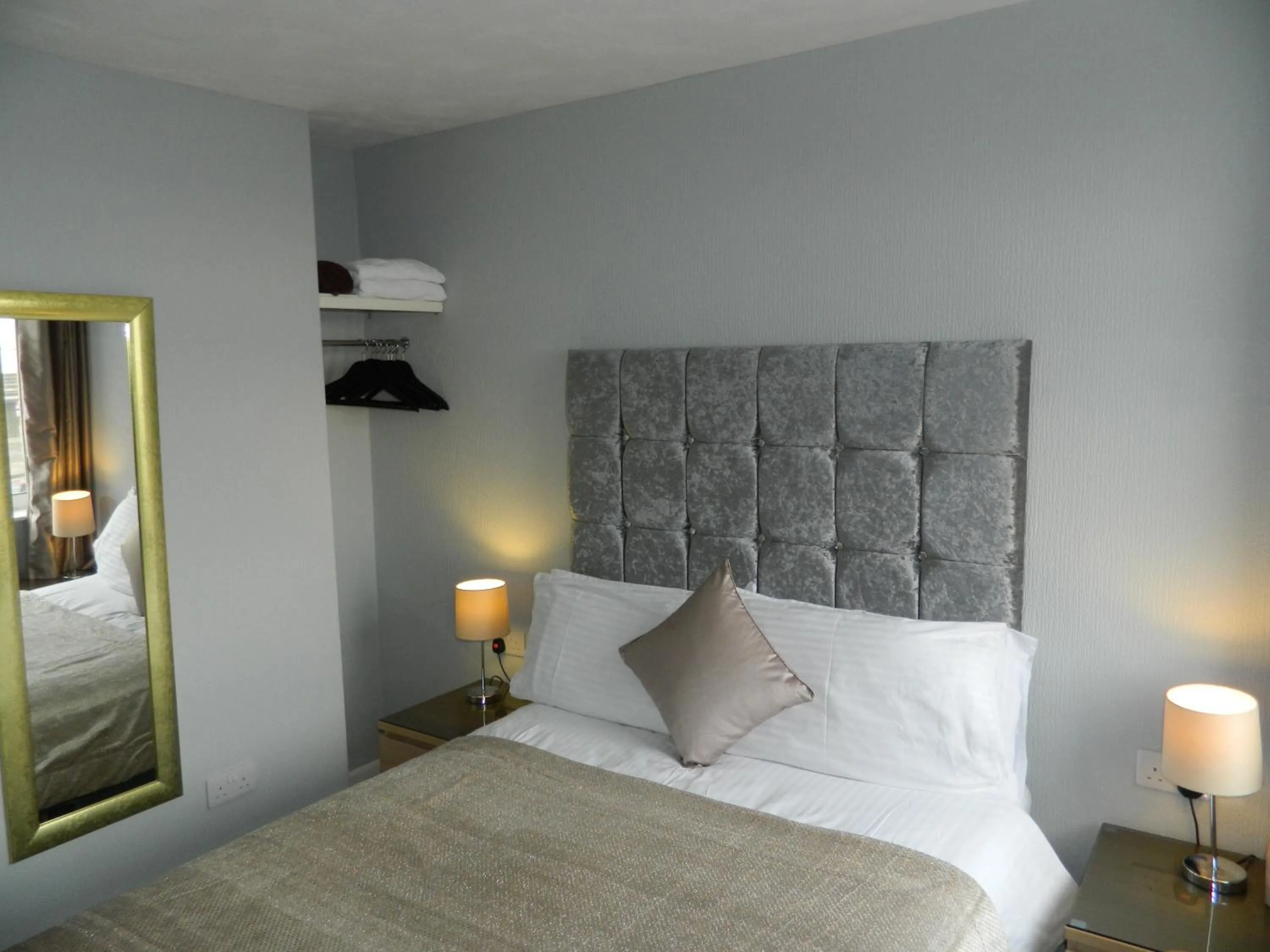 Bathroom, Bed in Ocean Bay