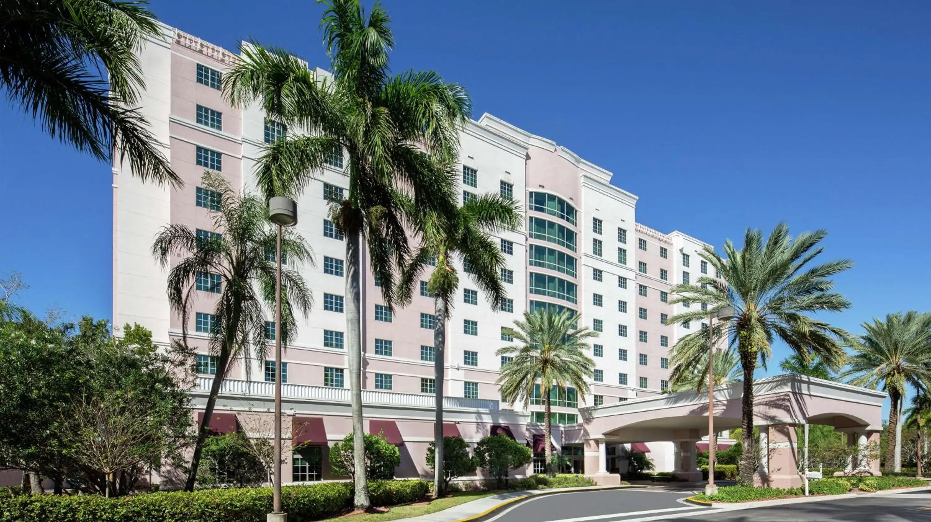 Property building in DoubleTree by Hilton Sunrise - Sawgrass Mills Property building in DoubleTree by Hilton Sunrise - Sawgrass Mills