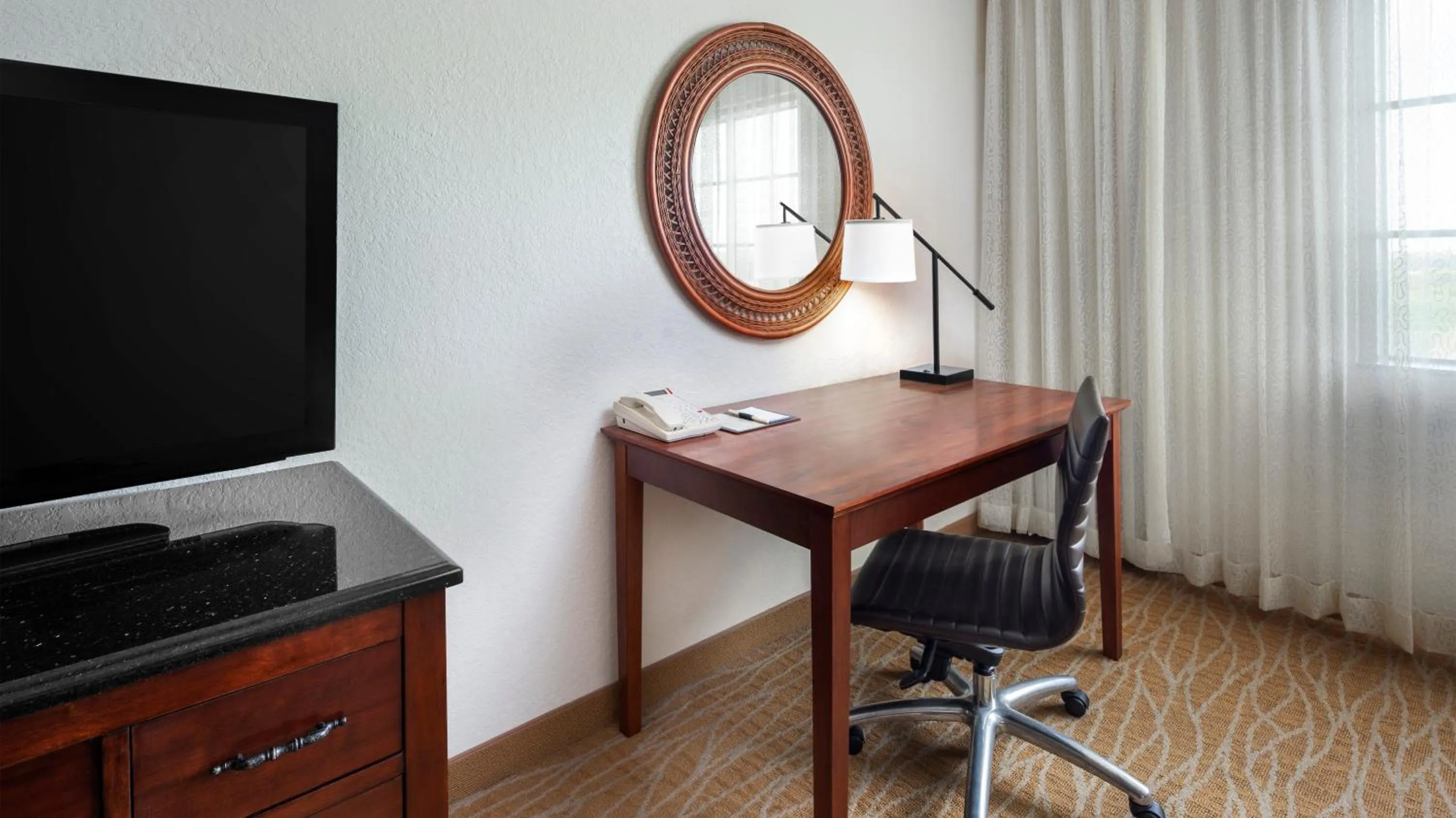 TV and multimedia in DoubleTree by Hilton Sunrise - Sawgrass Mills