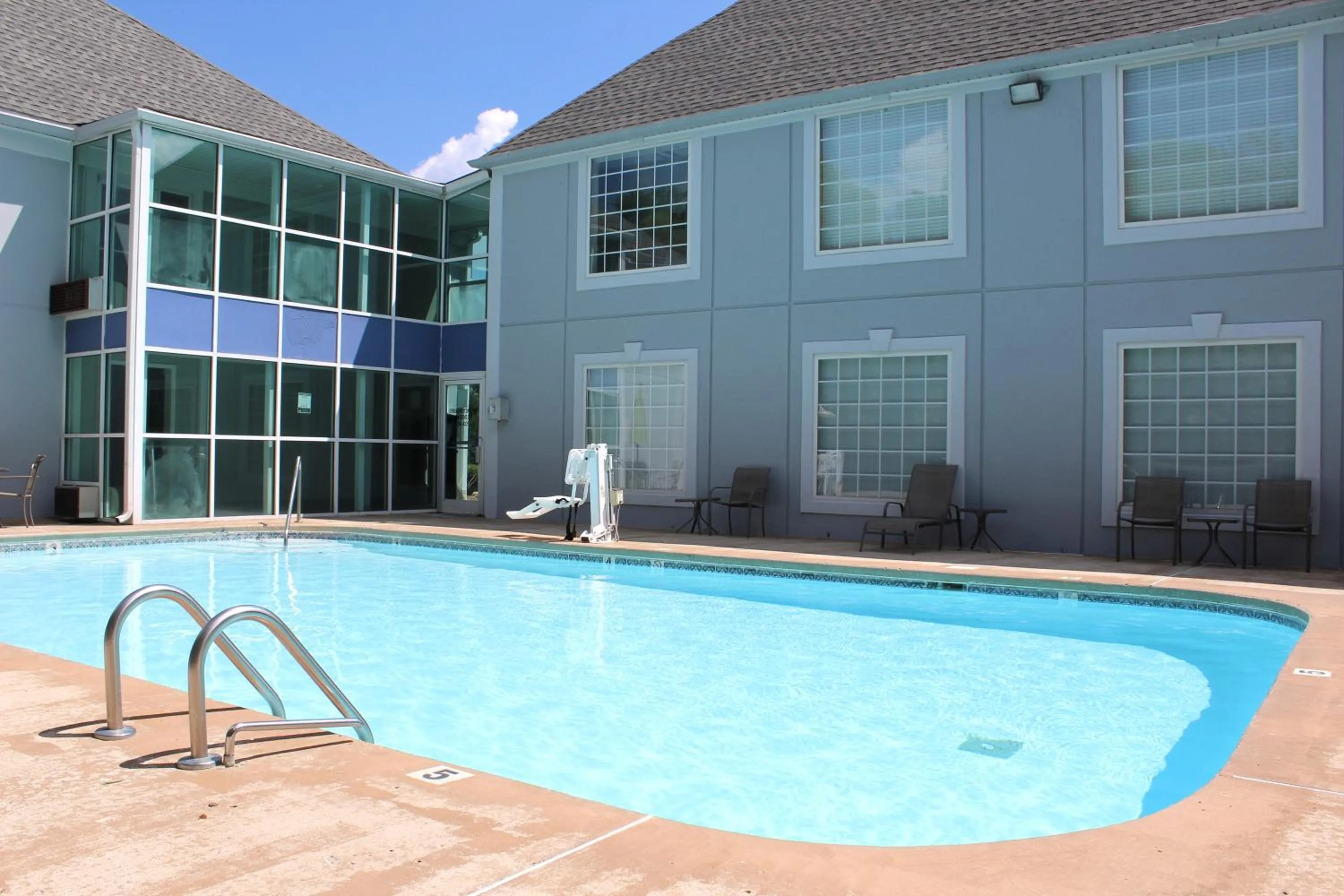 Swimming pool in Quality Inn Crossville Near Cumberland Mountain State Park