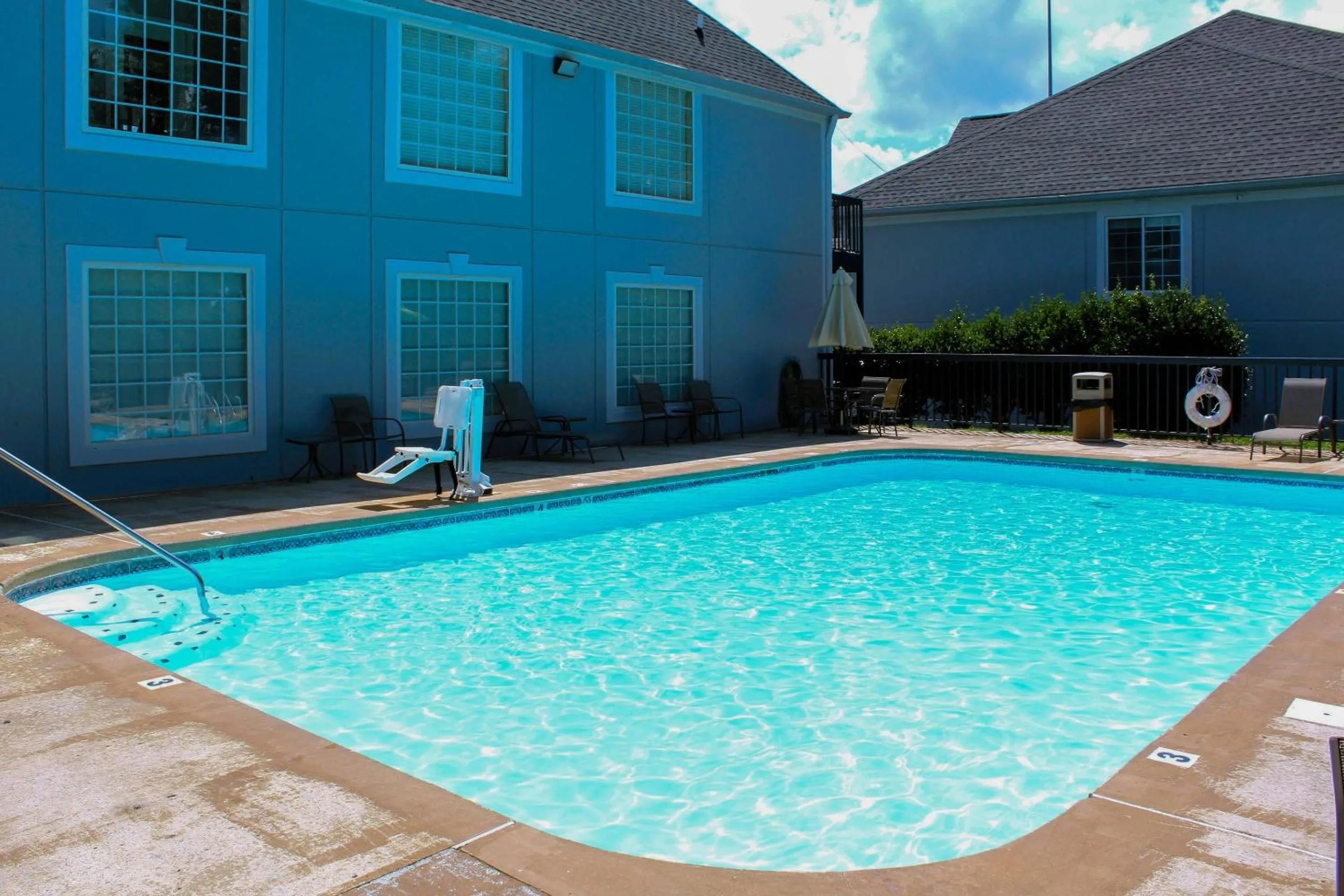 Swimming pool in Quality Inn Crossville Near Cumberland Mountain State Park