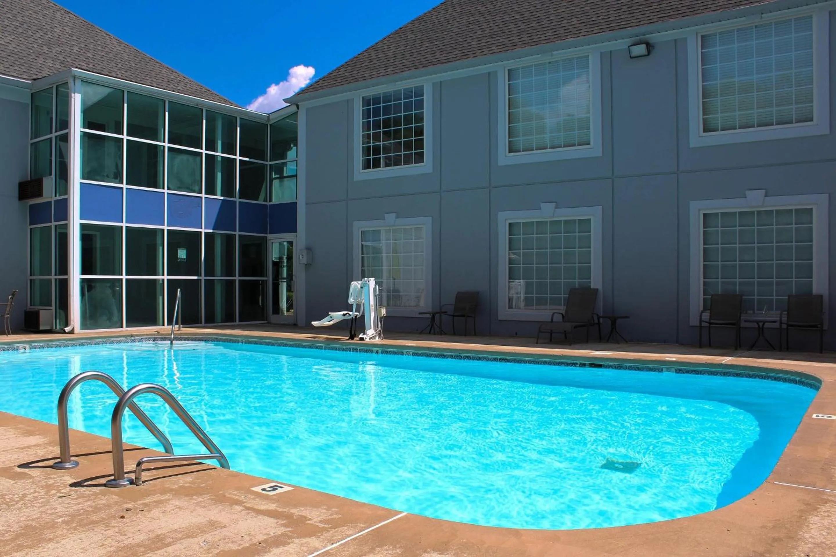 Swimming pool in Quality Inn Crossville Near Cumberland Mountain State Park