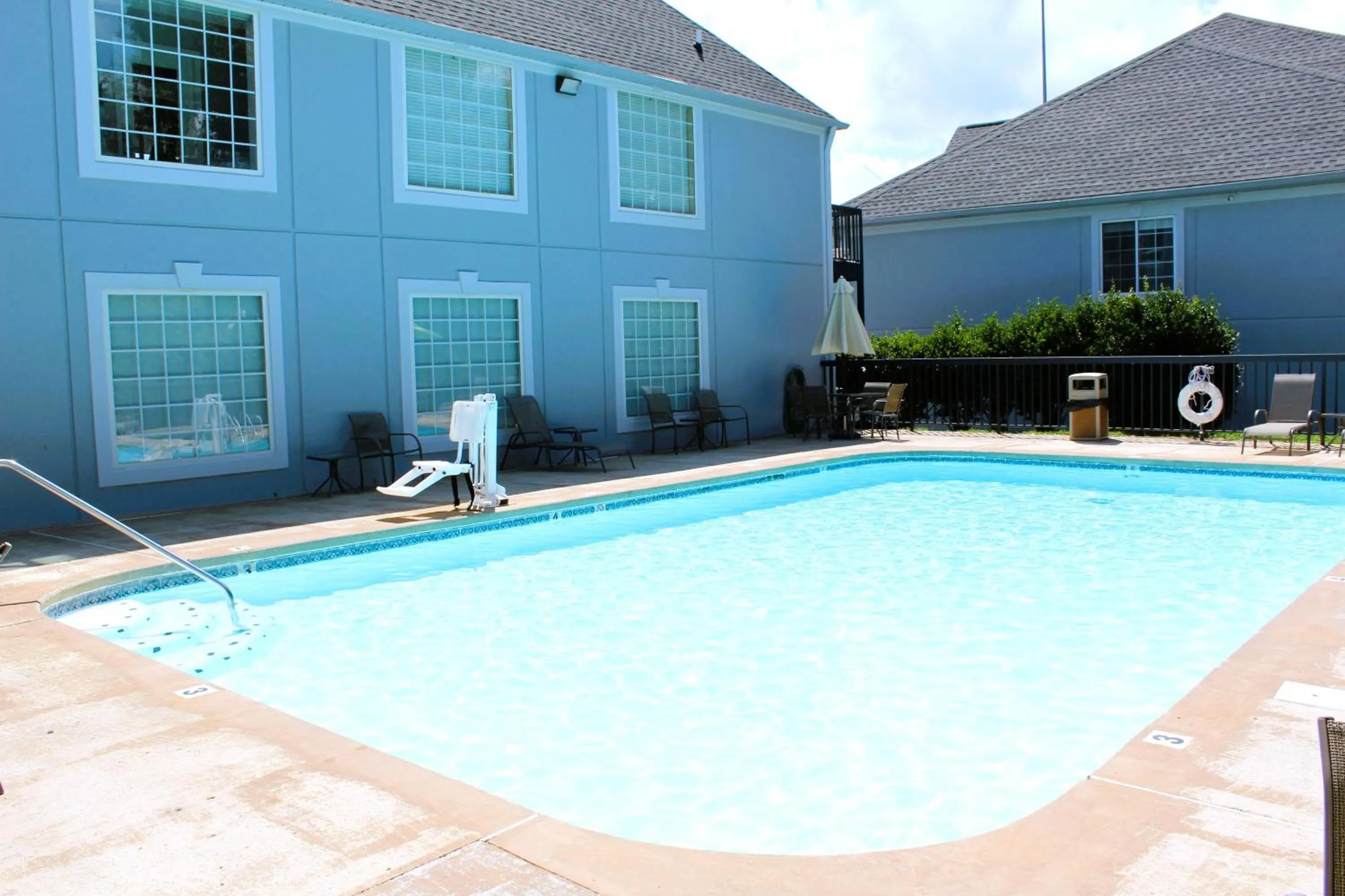 Swimming pool in Quality Inn Crossville Near Cumberland Mountain State Park