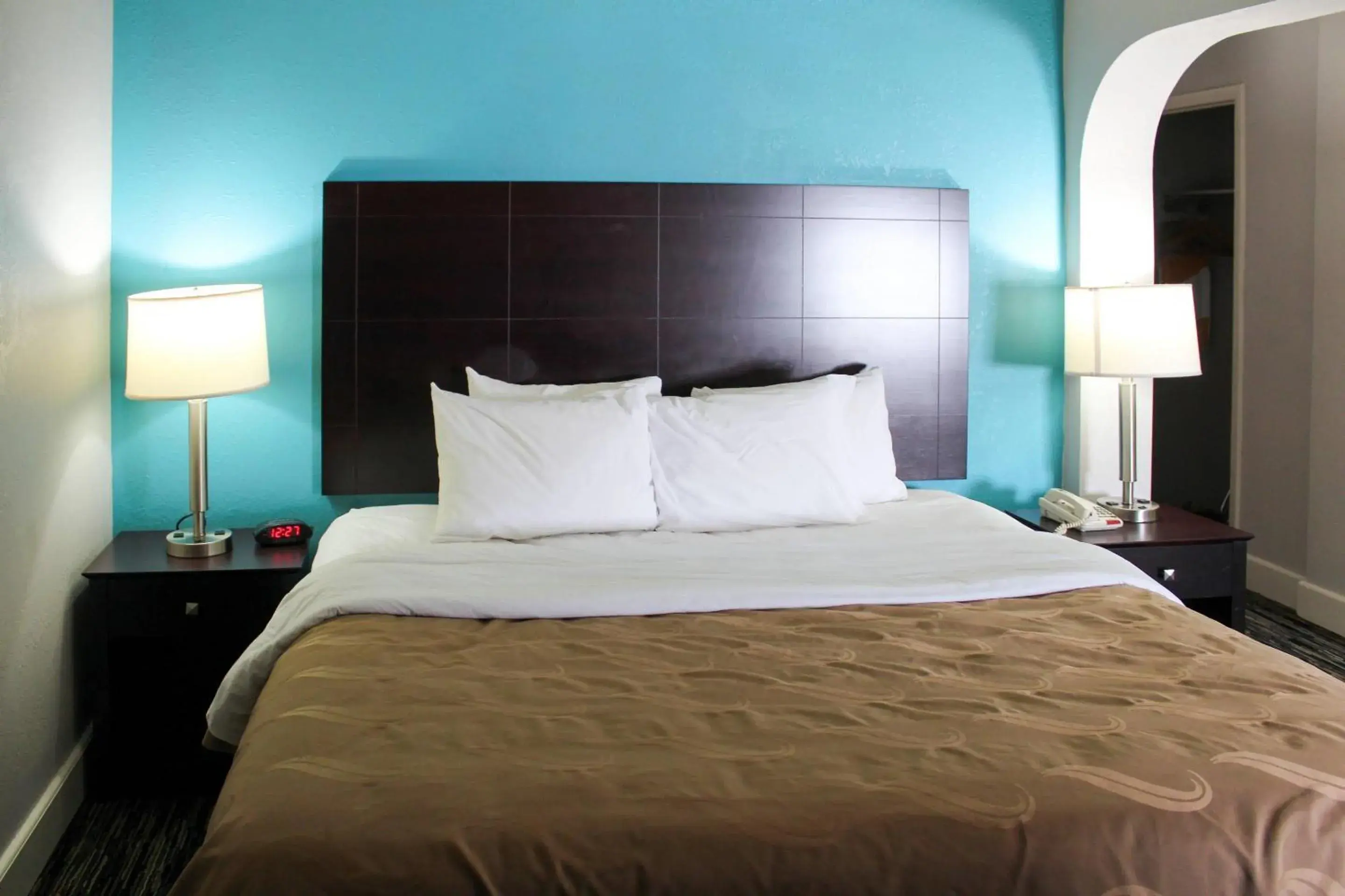 Bedroom, Bed in Quality Inn Crossville Near Cumberland Mountain State Park Bedroom, Bed in Quality Inn Crossville Near Cumberland Mountain State Park