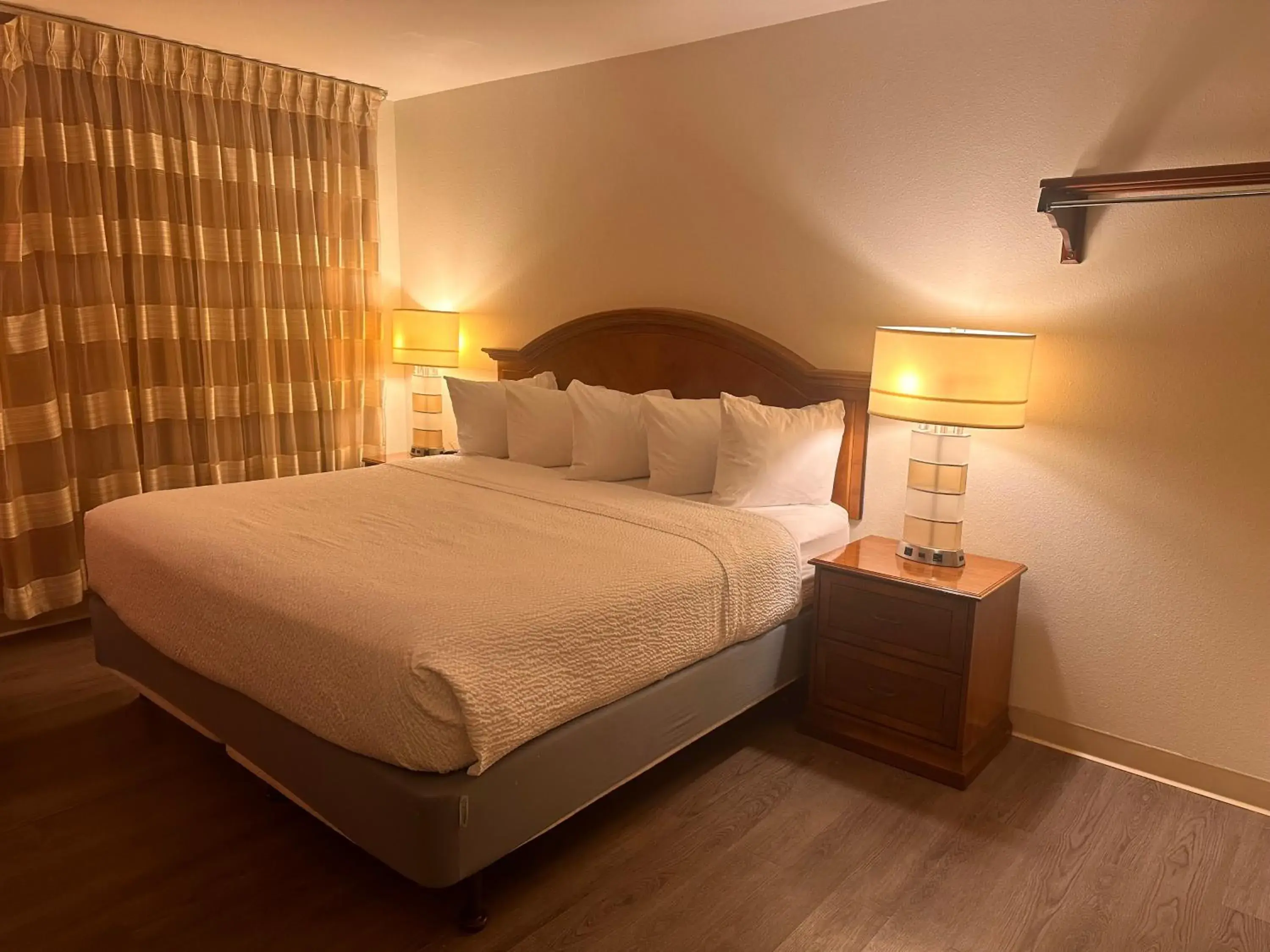 Bed in Ramada Downtown by Wyndham Anchorage Bed in Ramada Downtown by Wyndham Anchorage