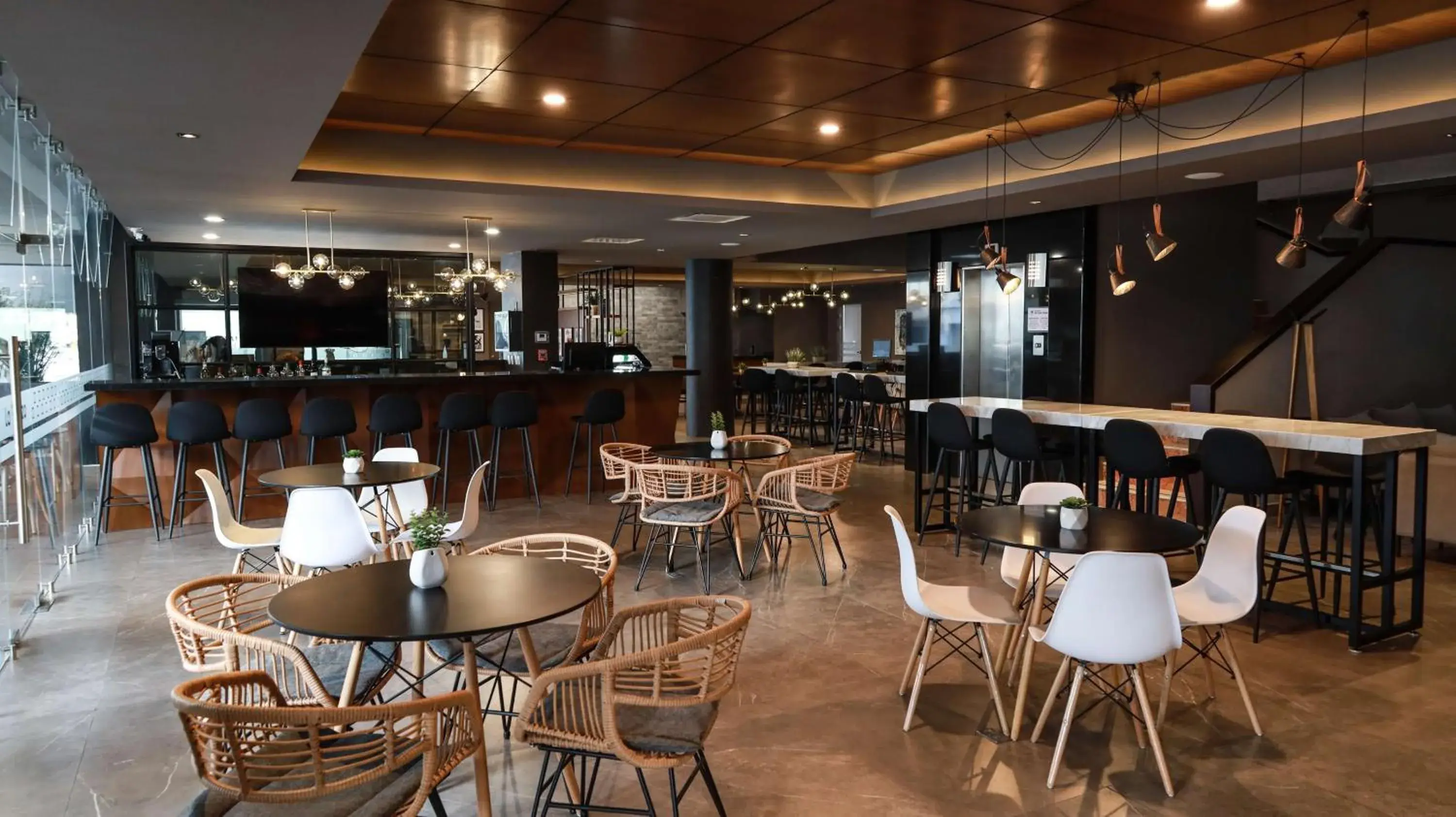 Lounge or bar in Best Western Santorin Lounge or bar in Best Western Santorin