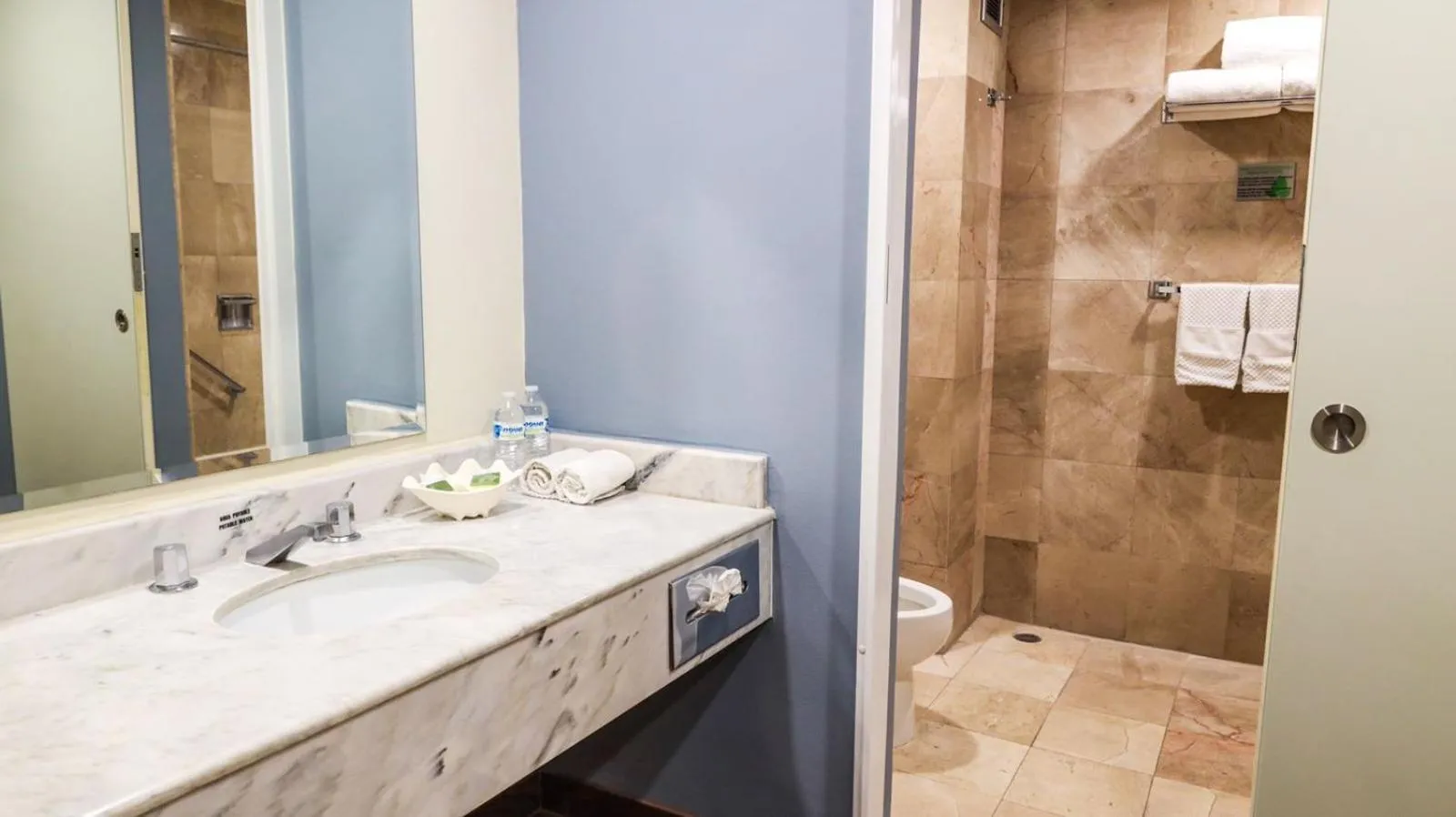 Shower in Best Western Santorin