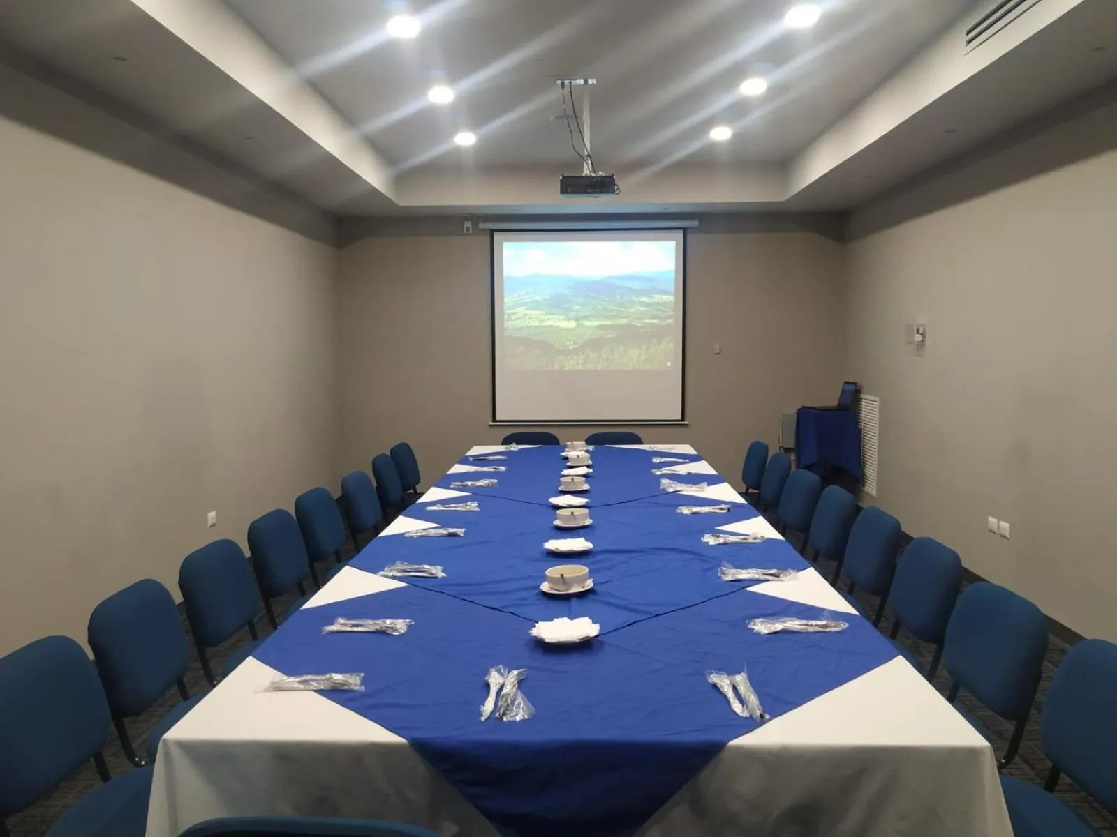 Communal lounge/ TV room in Best Western Santorin