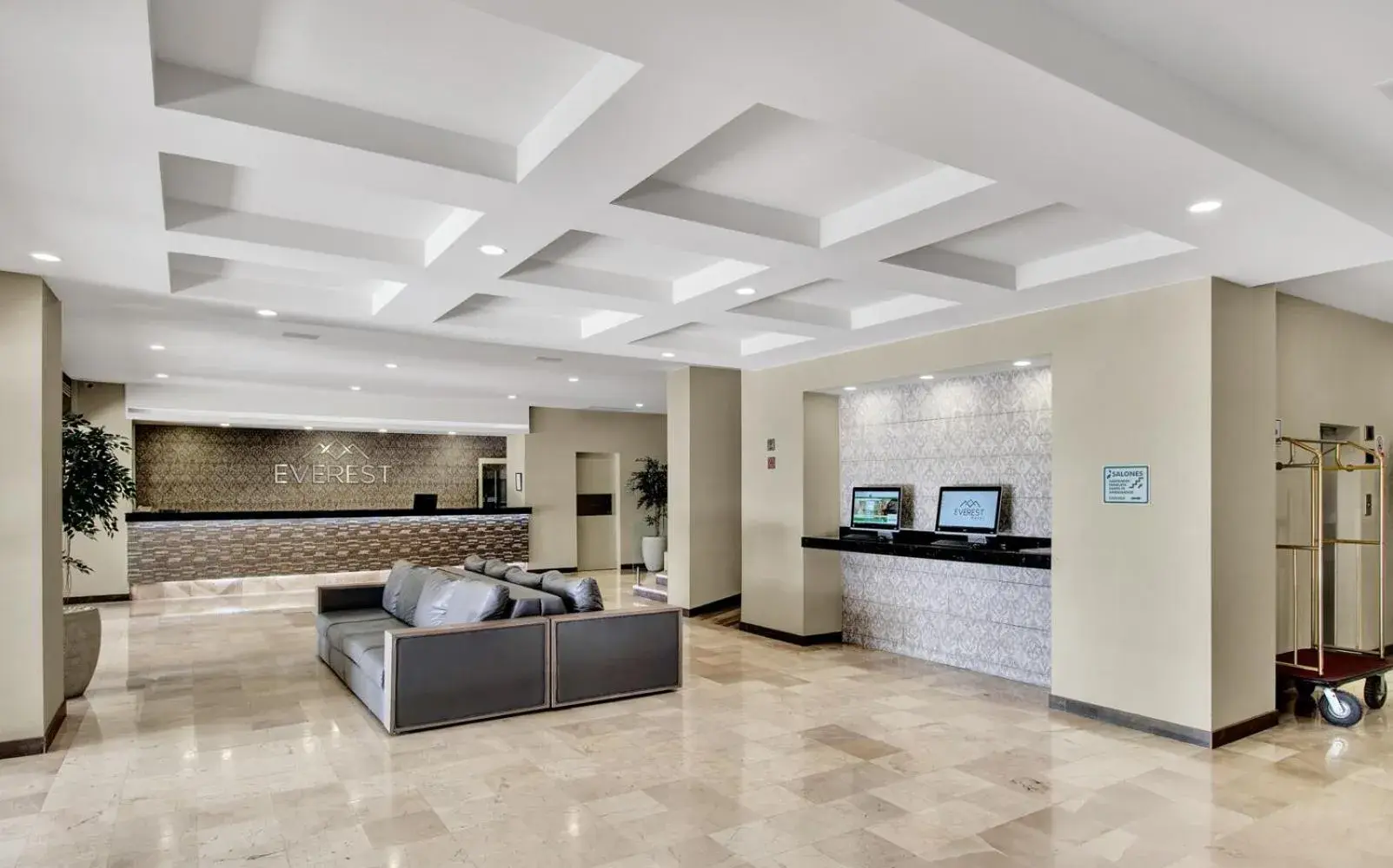 Lobby or reception in Everest Ciudad Victoria Lobby or reception in Everest Ciudad Victoria