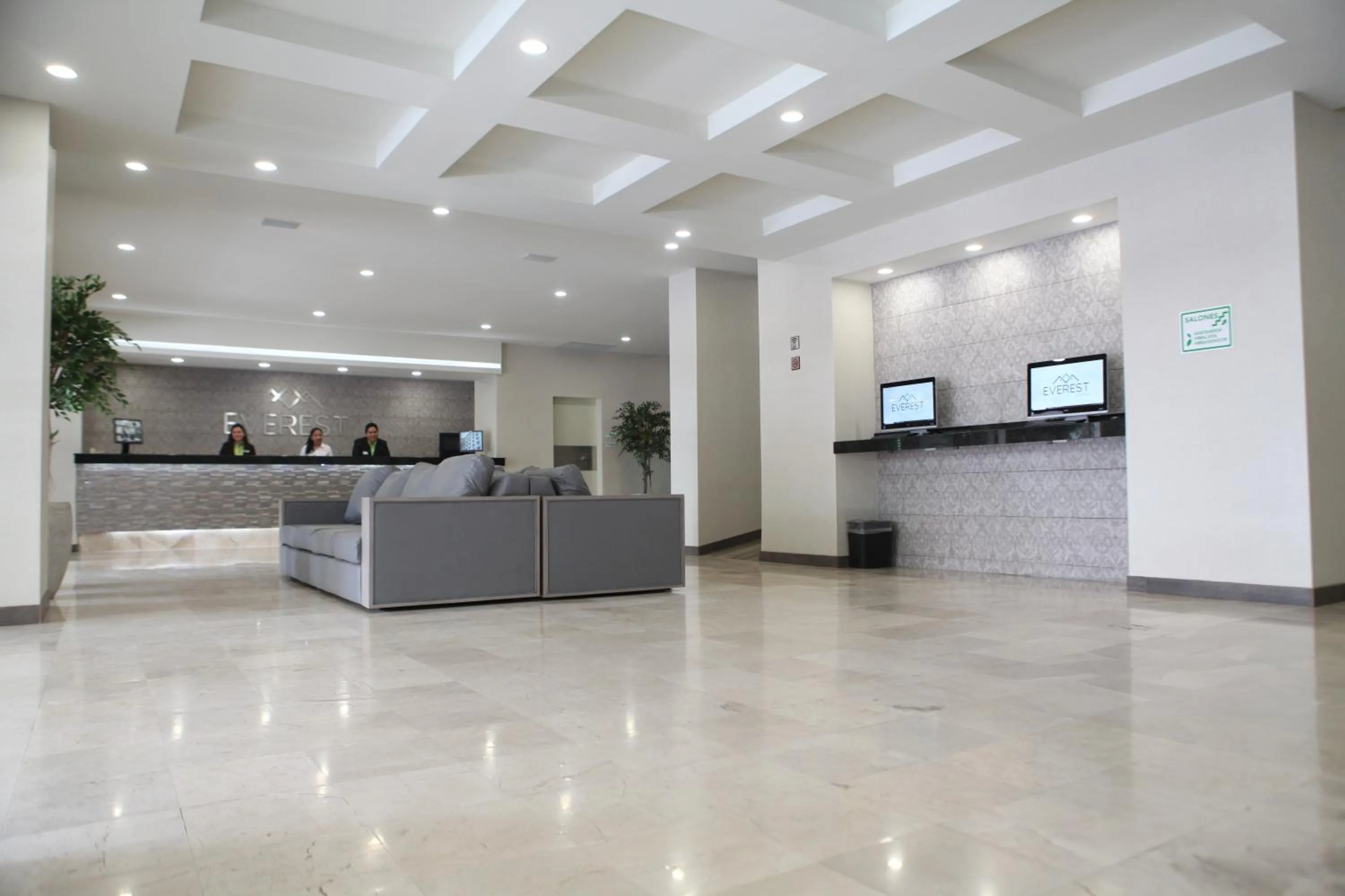 Staff in Everest Ciudad Victoria