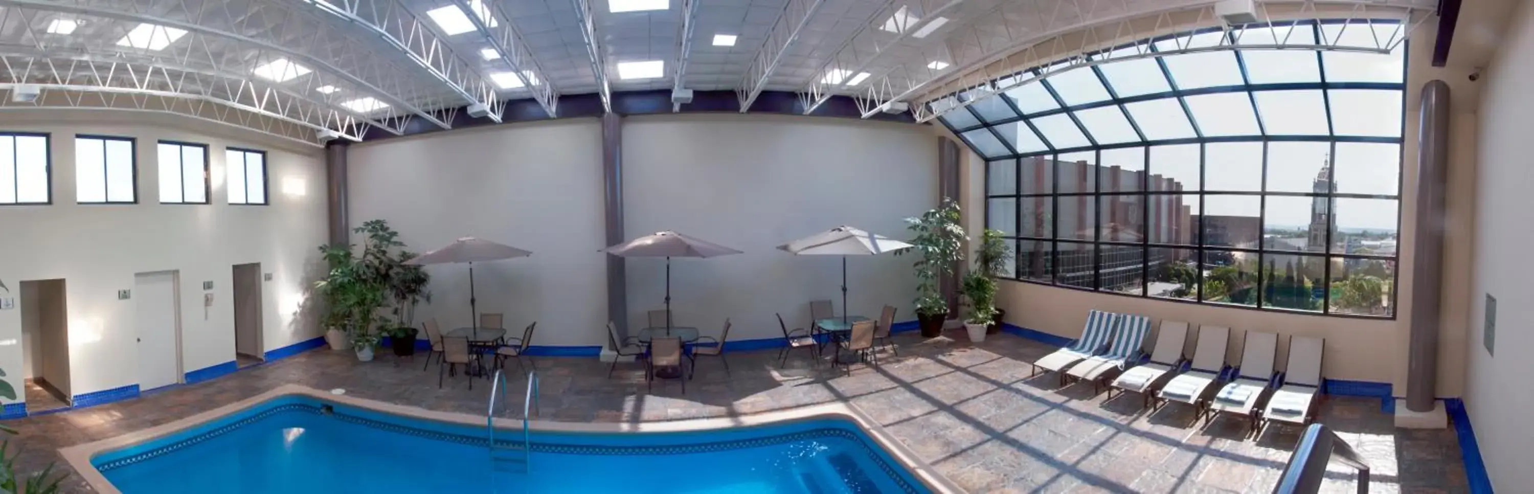 Swimming pool in Everest Ciudad Victoria Swimming pool in Everest Ciudad Victoria